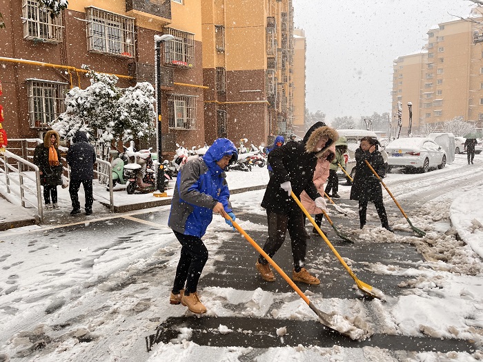 2.9宁康苑社区及时除雪，方便居民出行-1.jpg