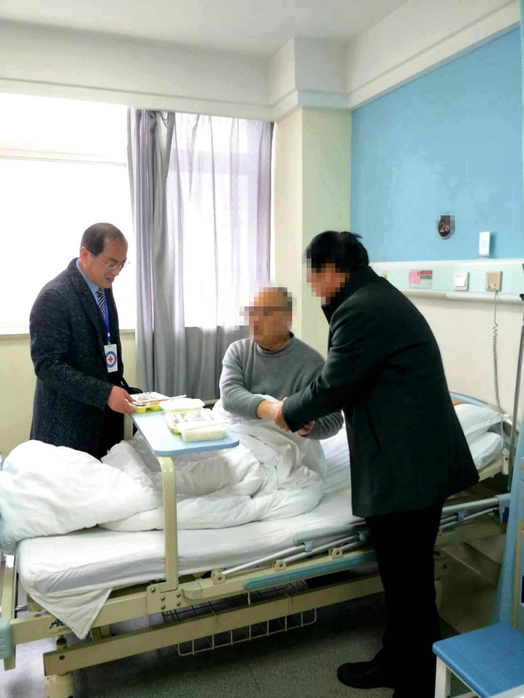 为市三院除夕春节住院病人派发爱心年夜饭_副本.jpg