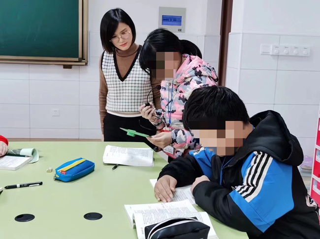 锦荷中学老师王家佳在辅导学生_副本.jpg