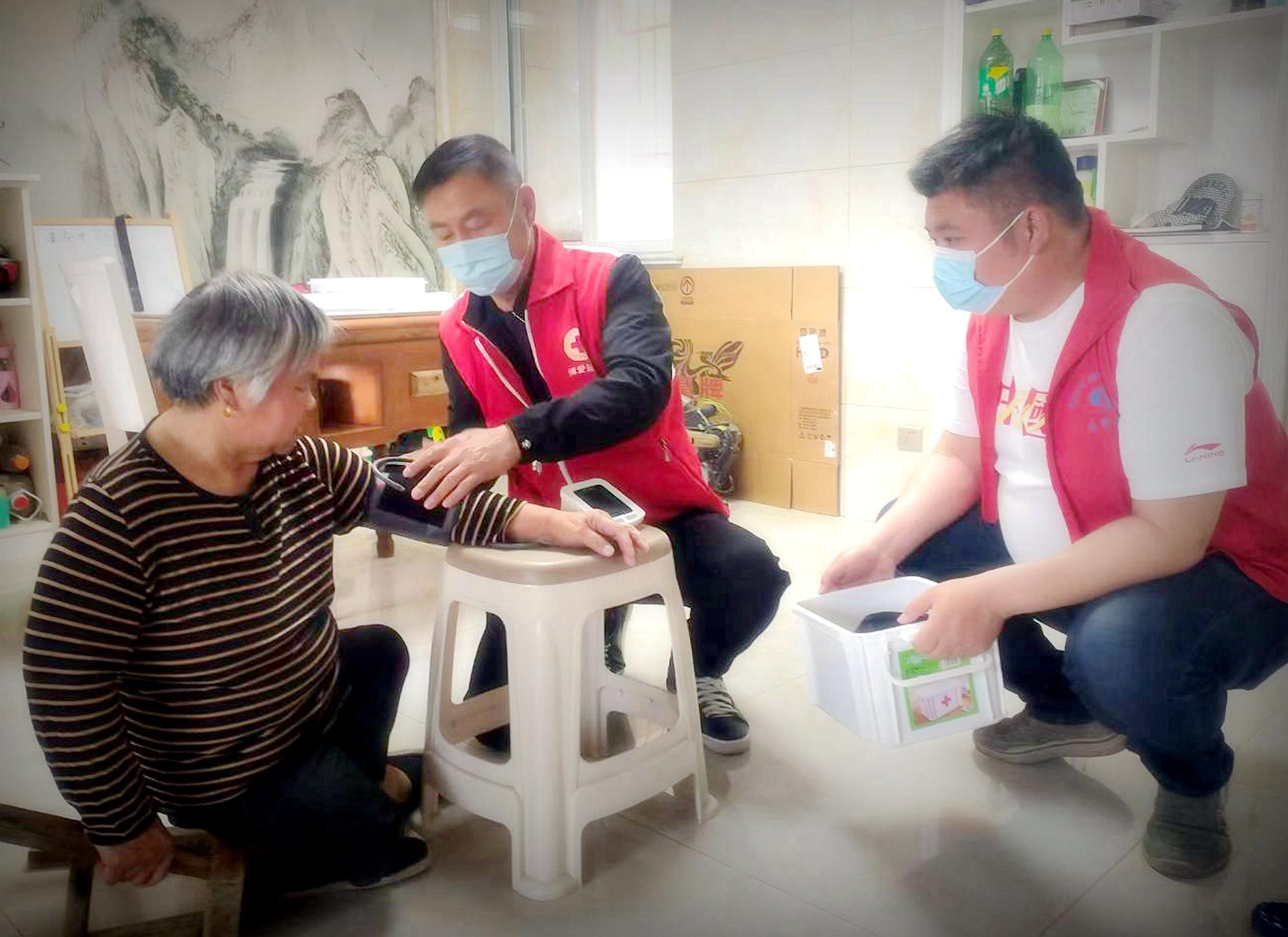 为东进路社区空巢老人义诊_副本.jpg