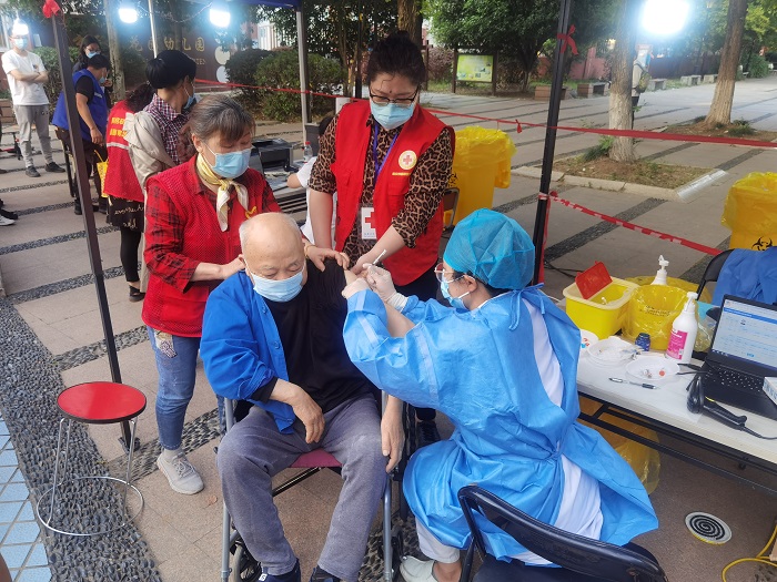 2、5.20 果场社区疫苗接种暖心行动-1.jpg
