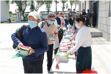 如皋市红十字会向群众发放红十字防灾减灾宣传手册 (2).png