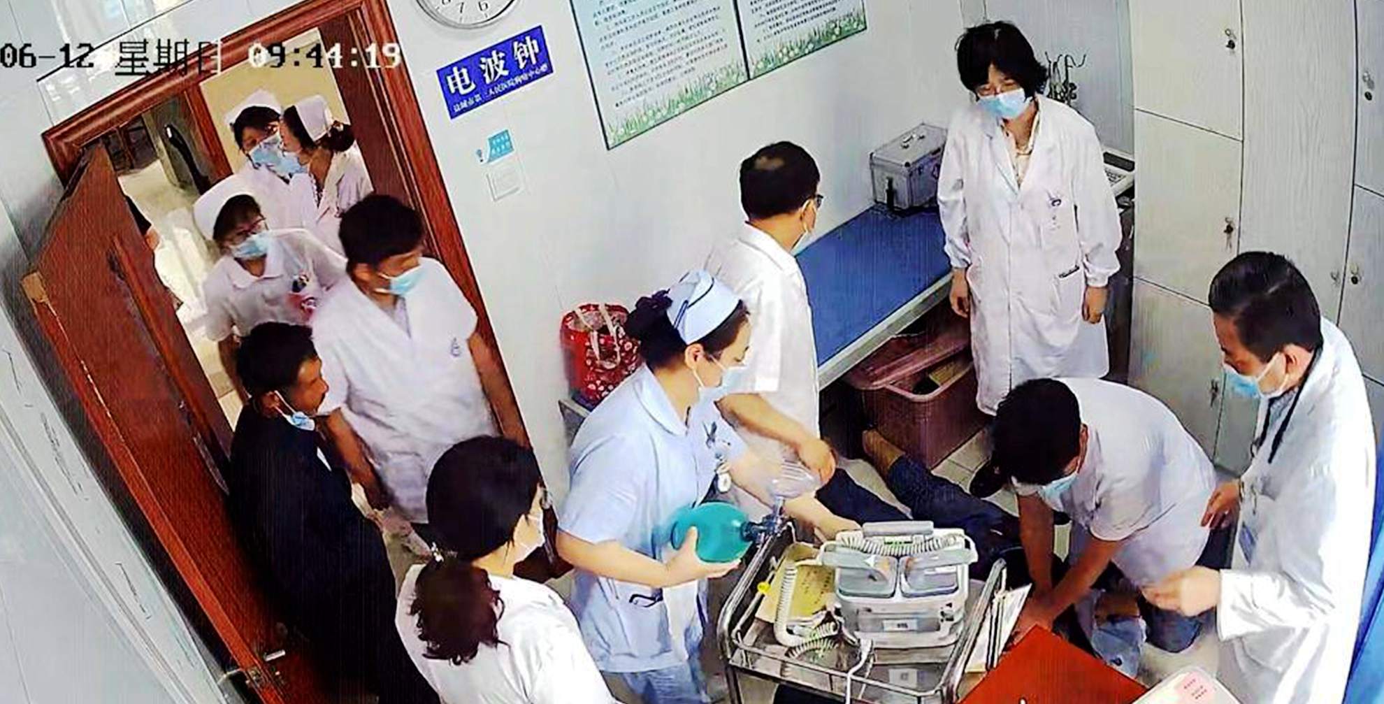 联合！赶来来的其他医务人员轮流进行心肺复苏_副本.jpg