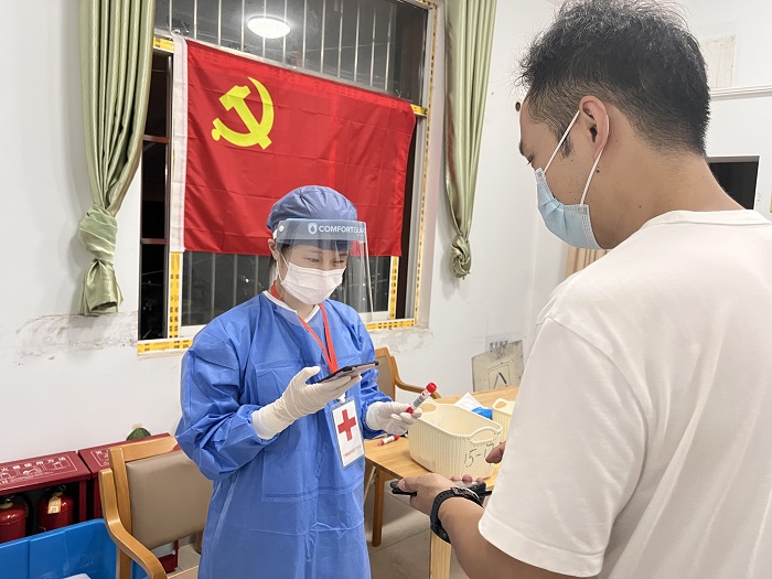 2、8.18 红会志愿者助力全员核酸检测扫码工作-1.jpg