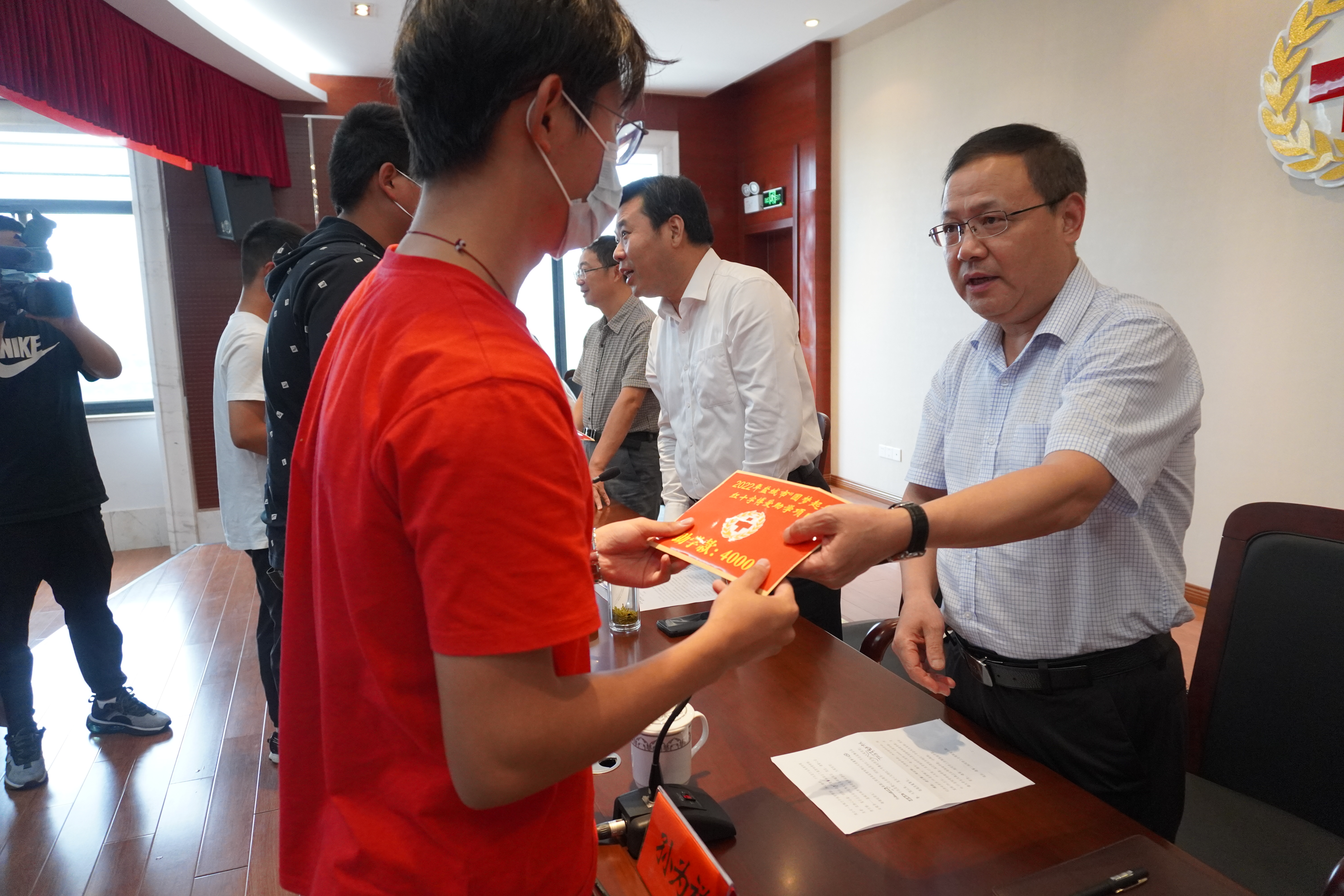 5.发放助学金7.JPG