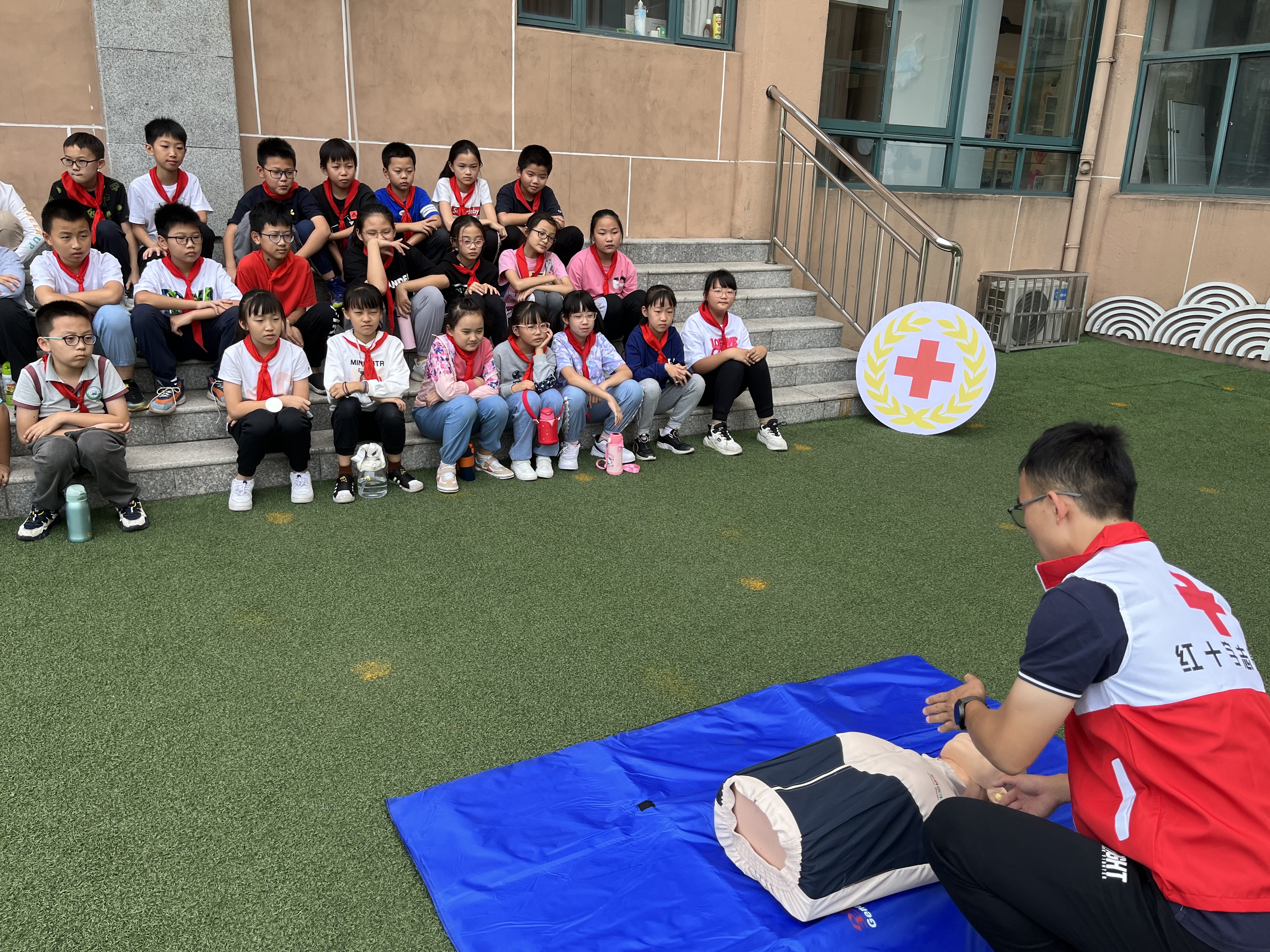 南京市江宁科学园小学开展世界急救日活动1.JPG