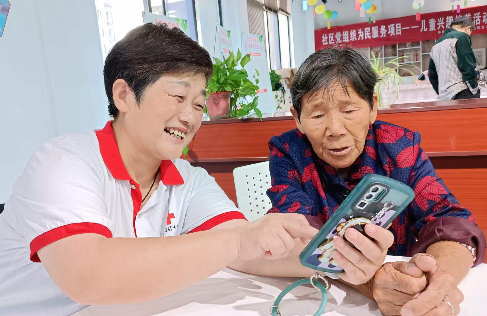 盐都区红十字会志愿者们走进潘黄街道濠璟半岛社区，在社区红十字博爱家园里，开展理发、按摩、洗耳、测量血压等多项关爱服务活动，志愿者们专业仔细的服务受到社区居民的一致好评。 (6)_副本.jpg