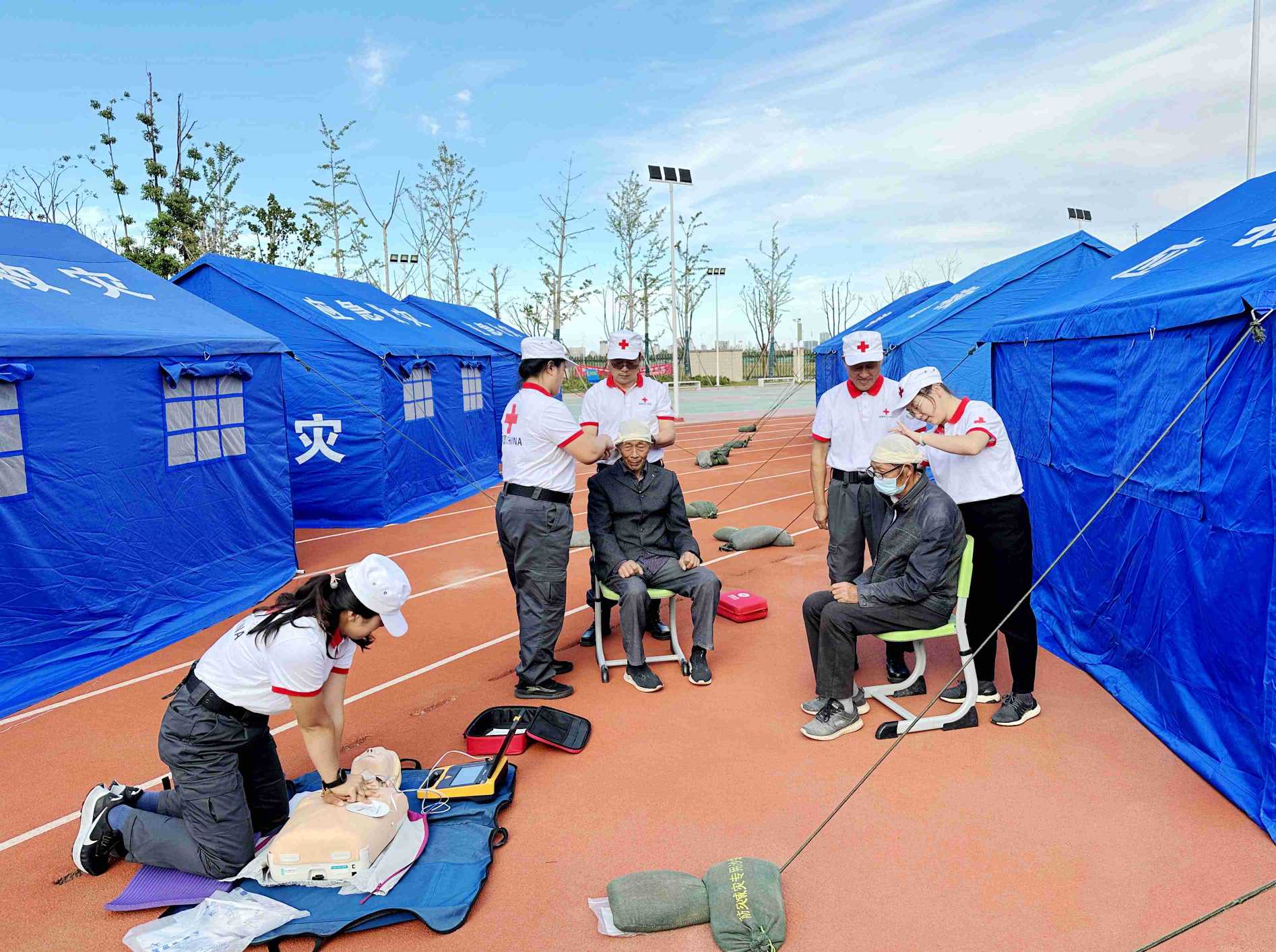 盐城市东进路中小学联动参与所在社区地震应急疏散专项演练 (2)_副本(1).jpg