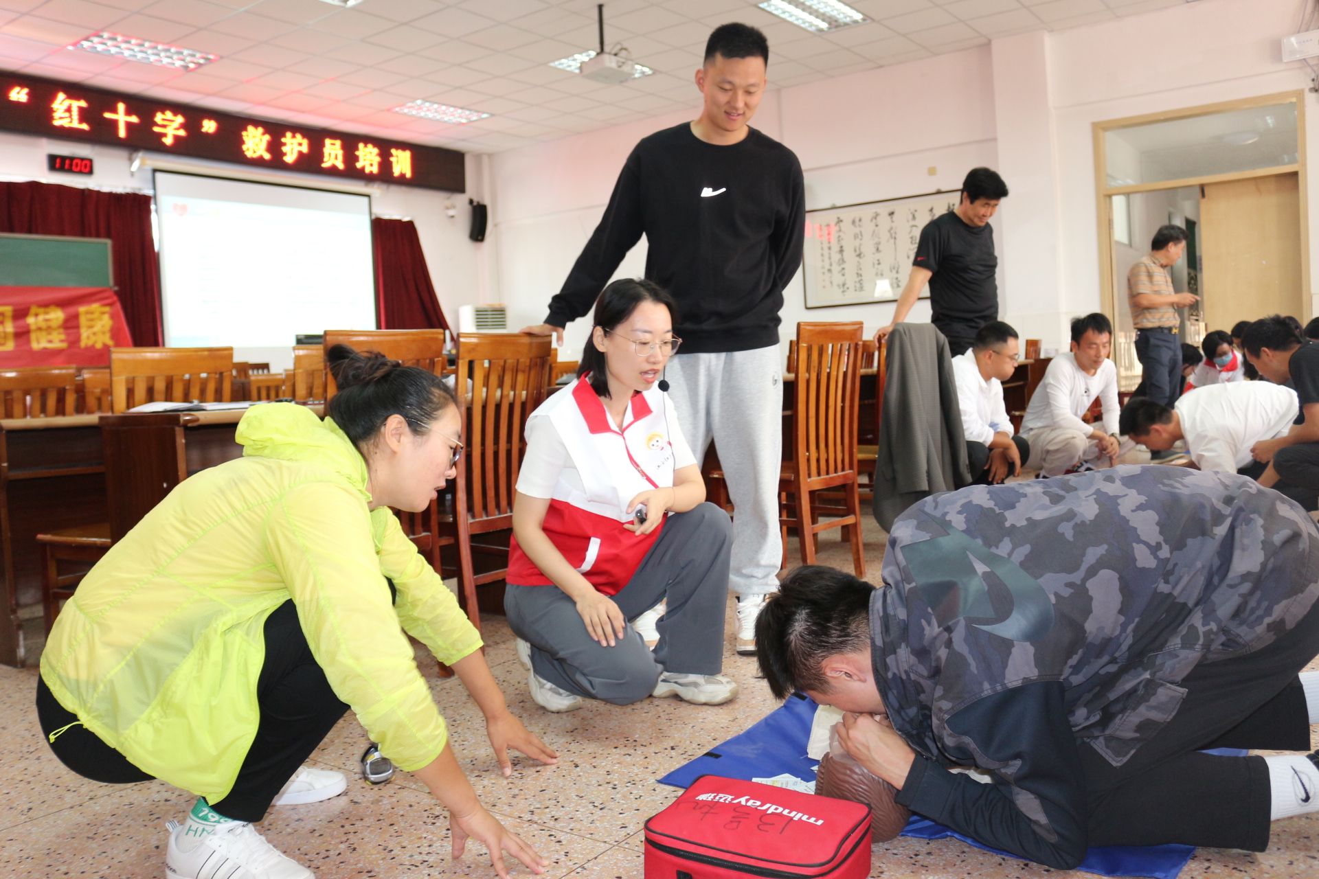 南京市上元中学红十字会开展红十字救护员培训 (1).JPG