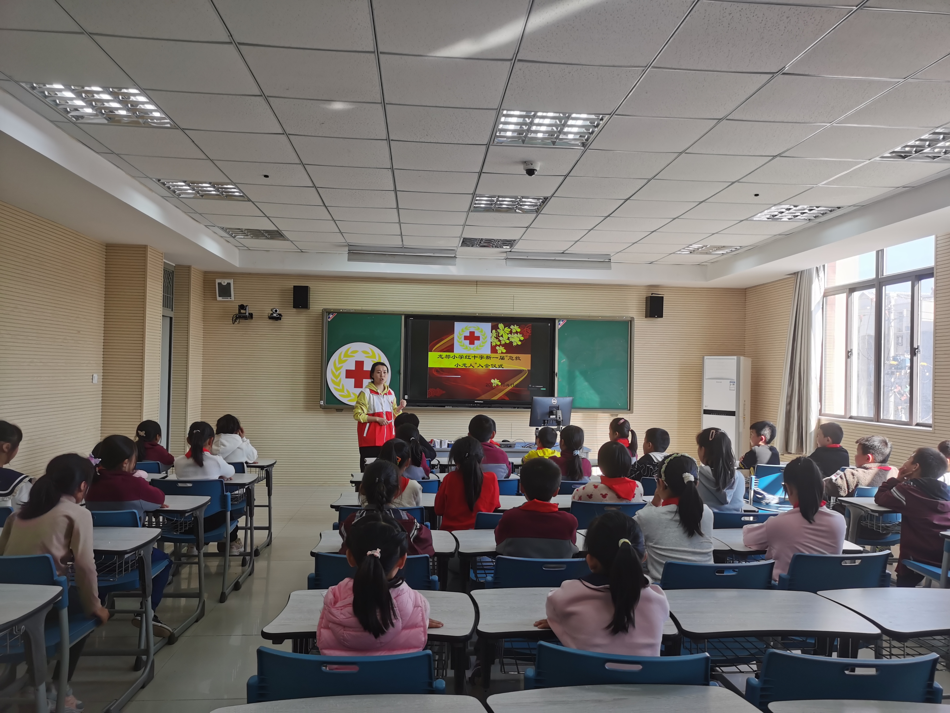 江宁区龙都小学红十字会举办新会员入会仪式1.jpg