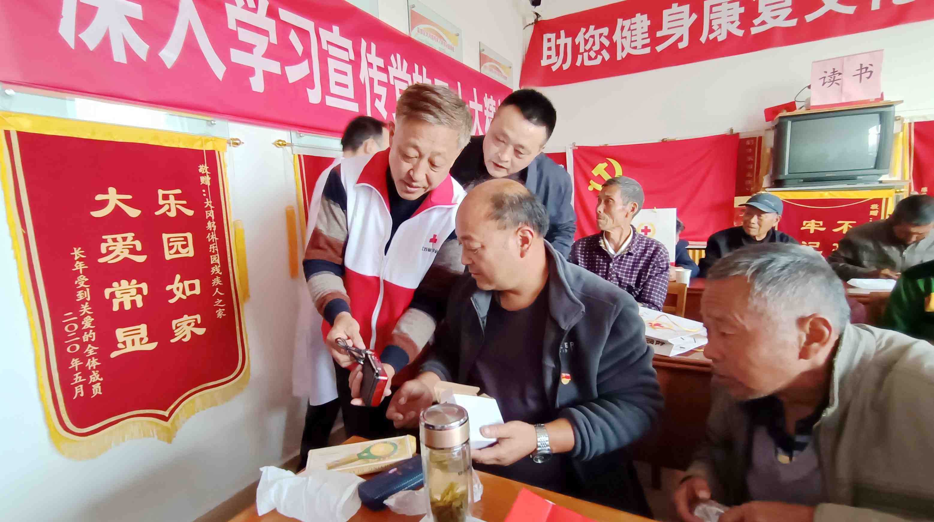 盐都红会志愿者指导残疾人使用收音机老花镜等用品 (2)_副本.jpg
