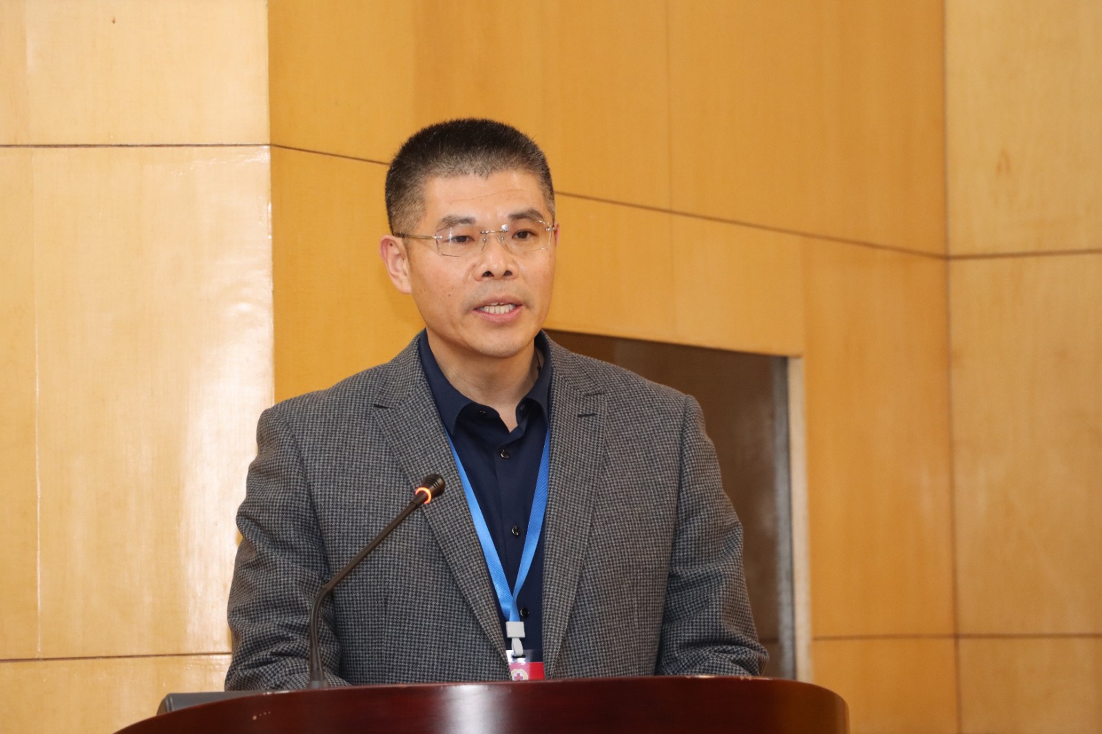 灌云县红十字会党组书记、常务副会长高杭举作工作报告.jpg