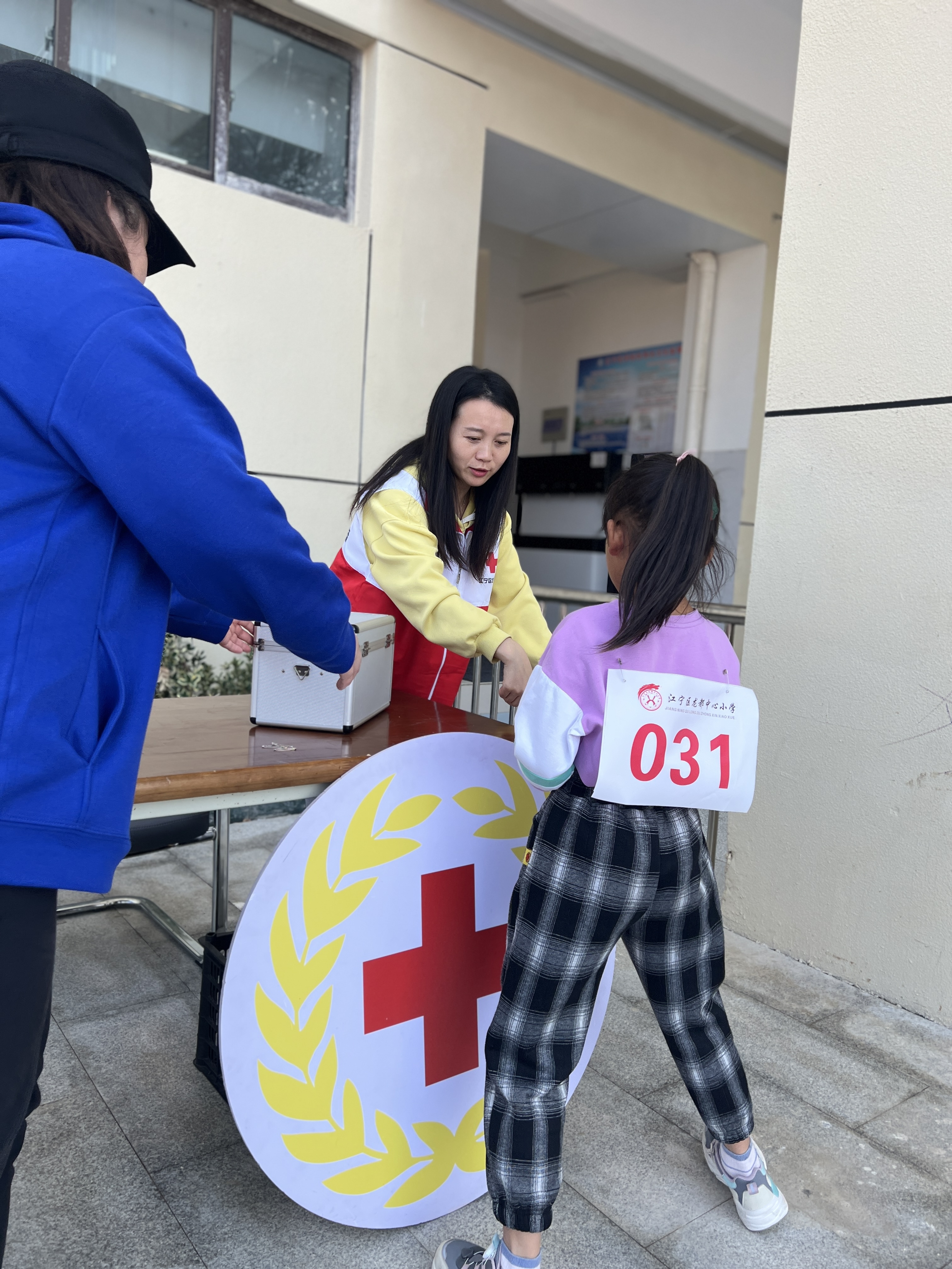 南京市江宁区龙都中心小学红十字会为校秋季运动会保驾护航1.jpg