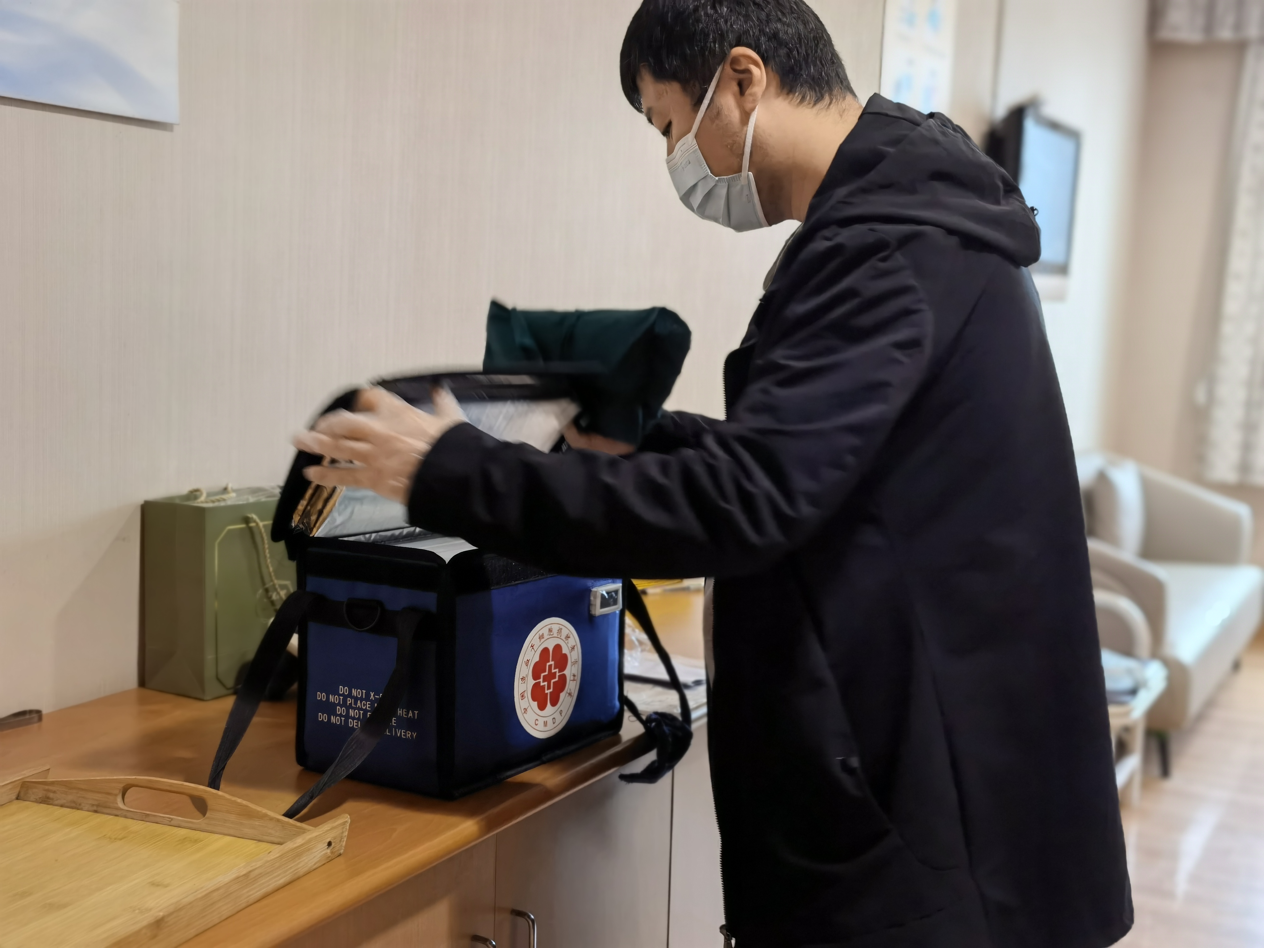 造血干细胞被立即送往患者医院.jpg