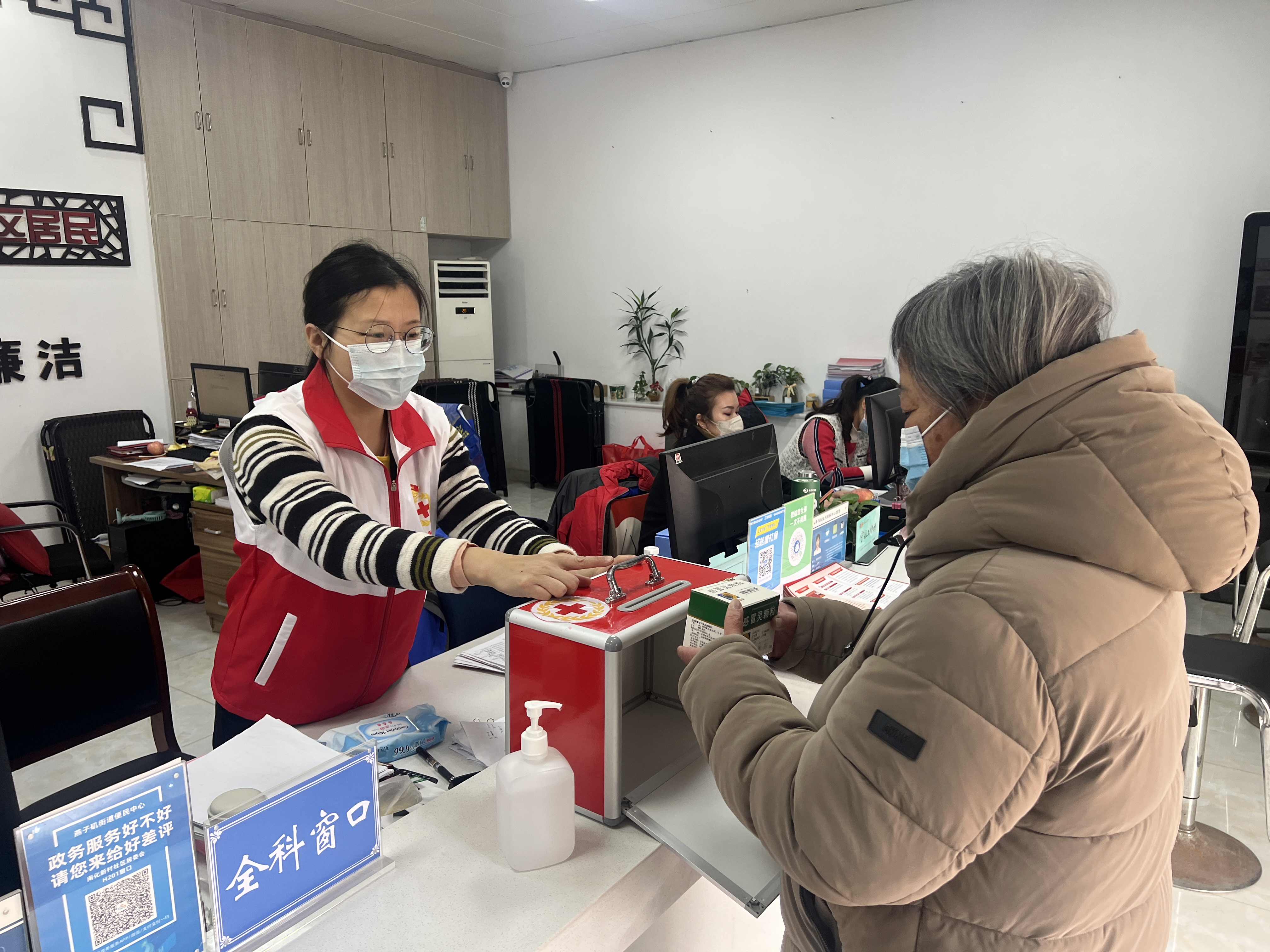 小药箱大关怀，社区博爱家园传递温暖01.jpg