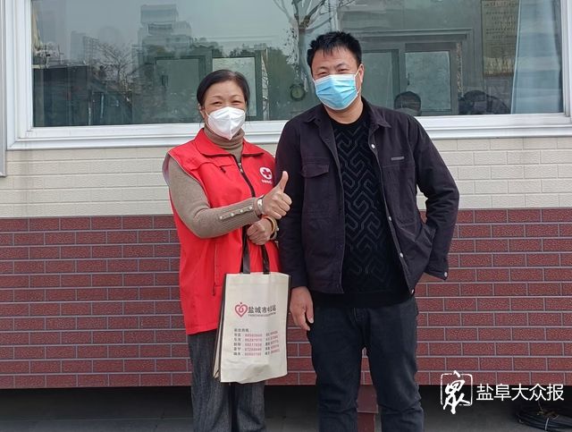 志愿者陈桦和献血者合影.jpg