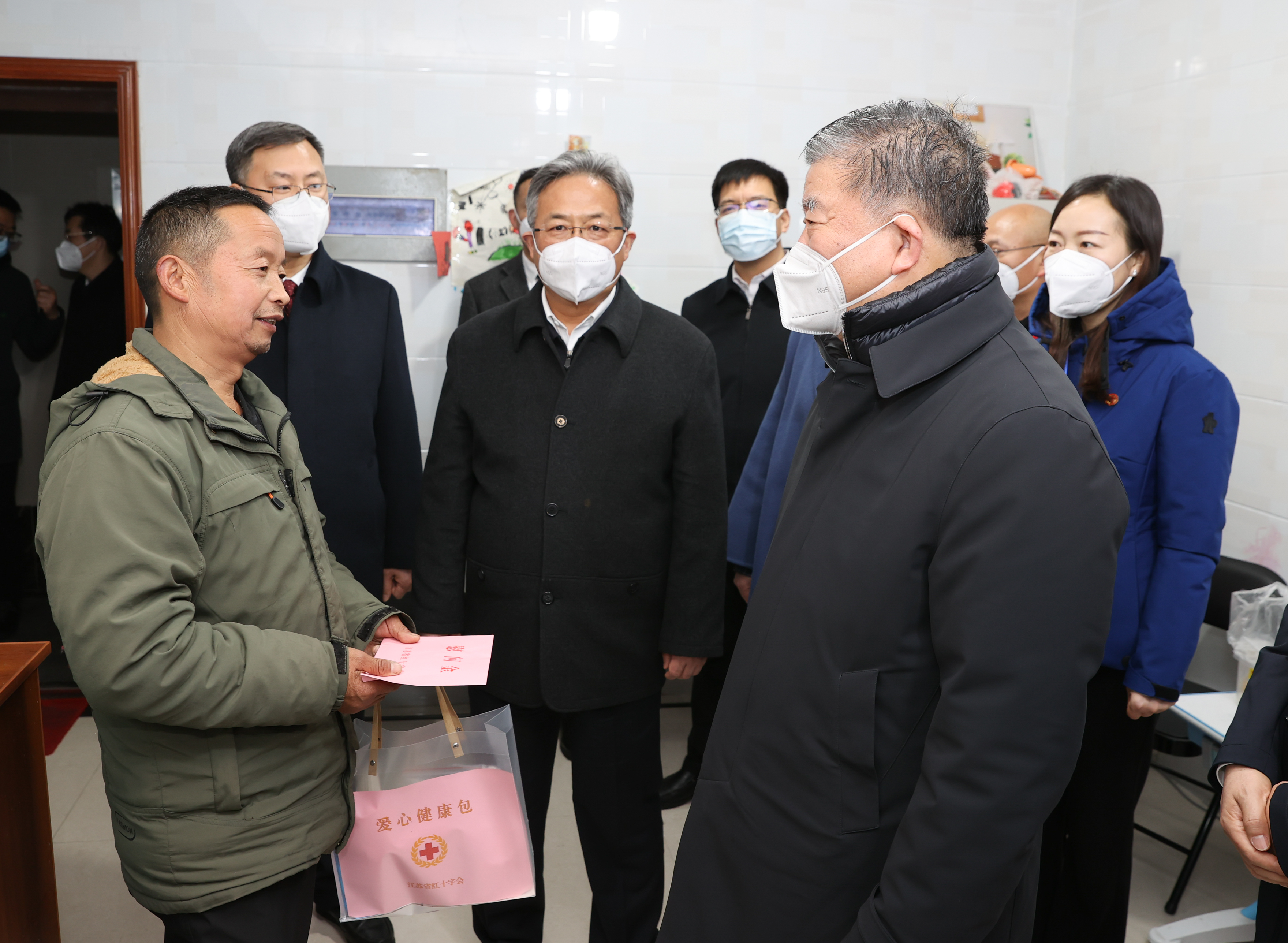 2023年1月4日，全国人大常务副委员长、中国红十字会会长陈竺同志走进泗洪县北新集社区一户困难群众家里，送去节日的温暖.jpg