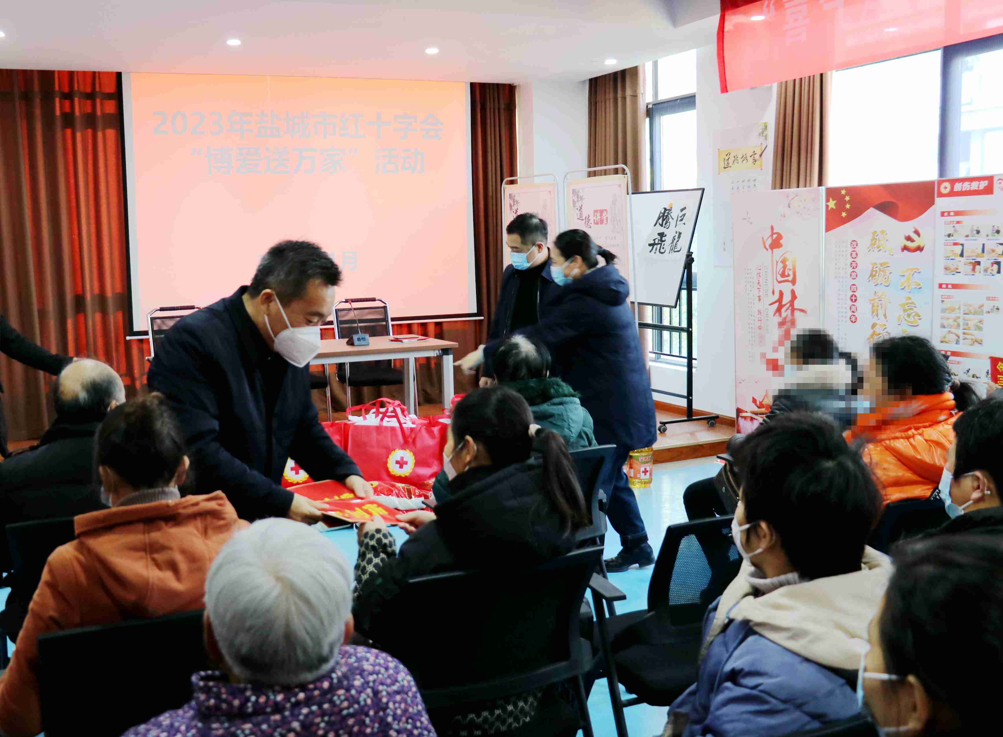 1月10日下午，在潘黄街道半岛社区慰问30户经济困难居民(1).jpg