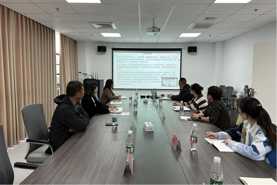 图片2 党组书记带领学习党的二十大报告.png