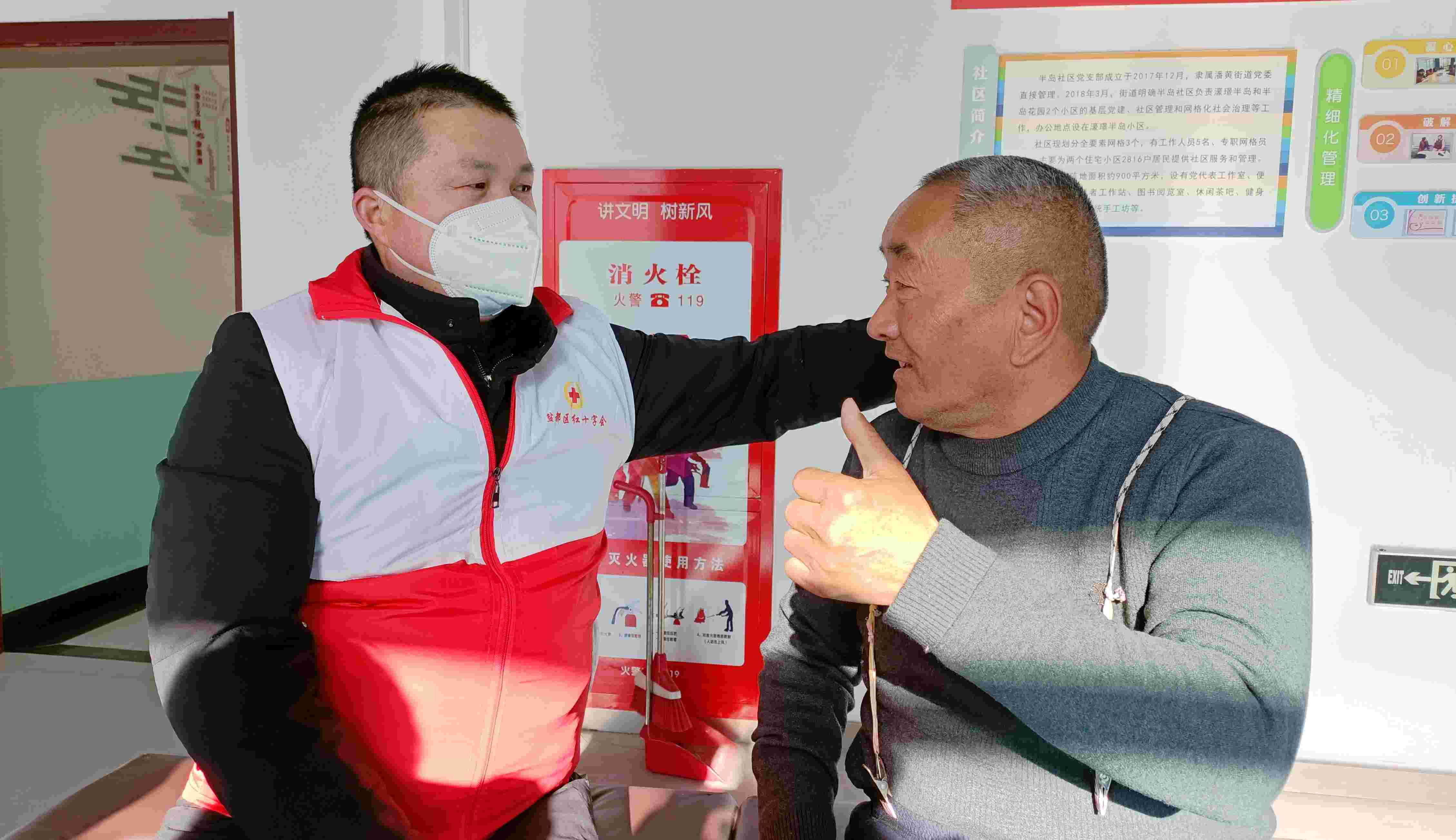 老人对志愿者的优质服务竖起大拇指(1).jpg