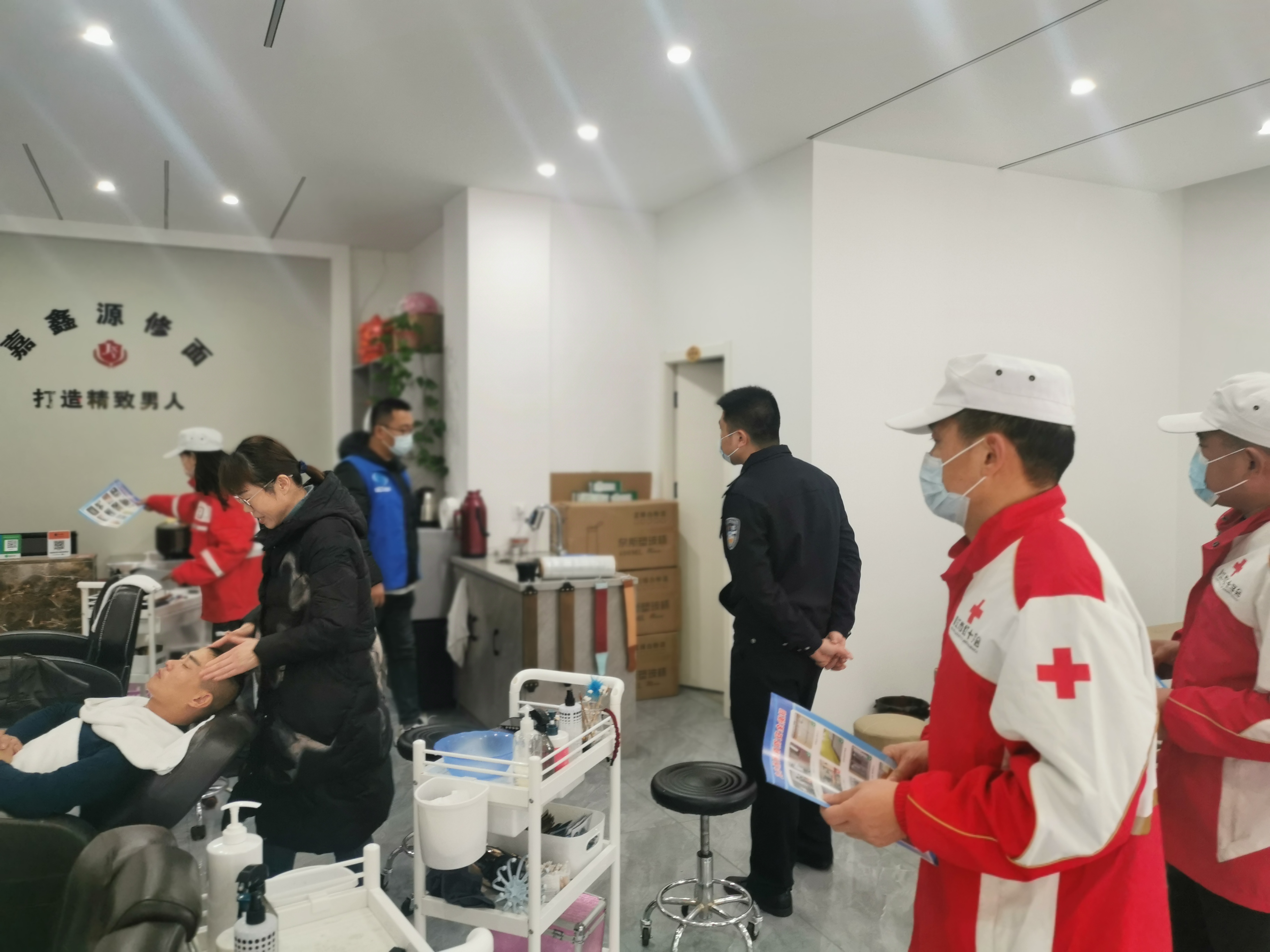 2023年1月13日下午，靖江市红十字应急救援队5人在靖城街道虹兴社区开展春节前社区减灾、防灾及应急宣传教育宣传.jpg