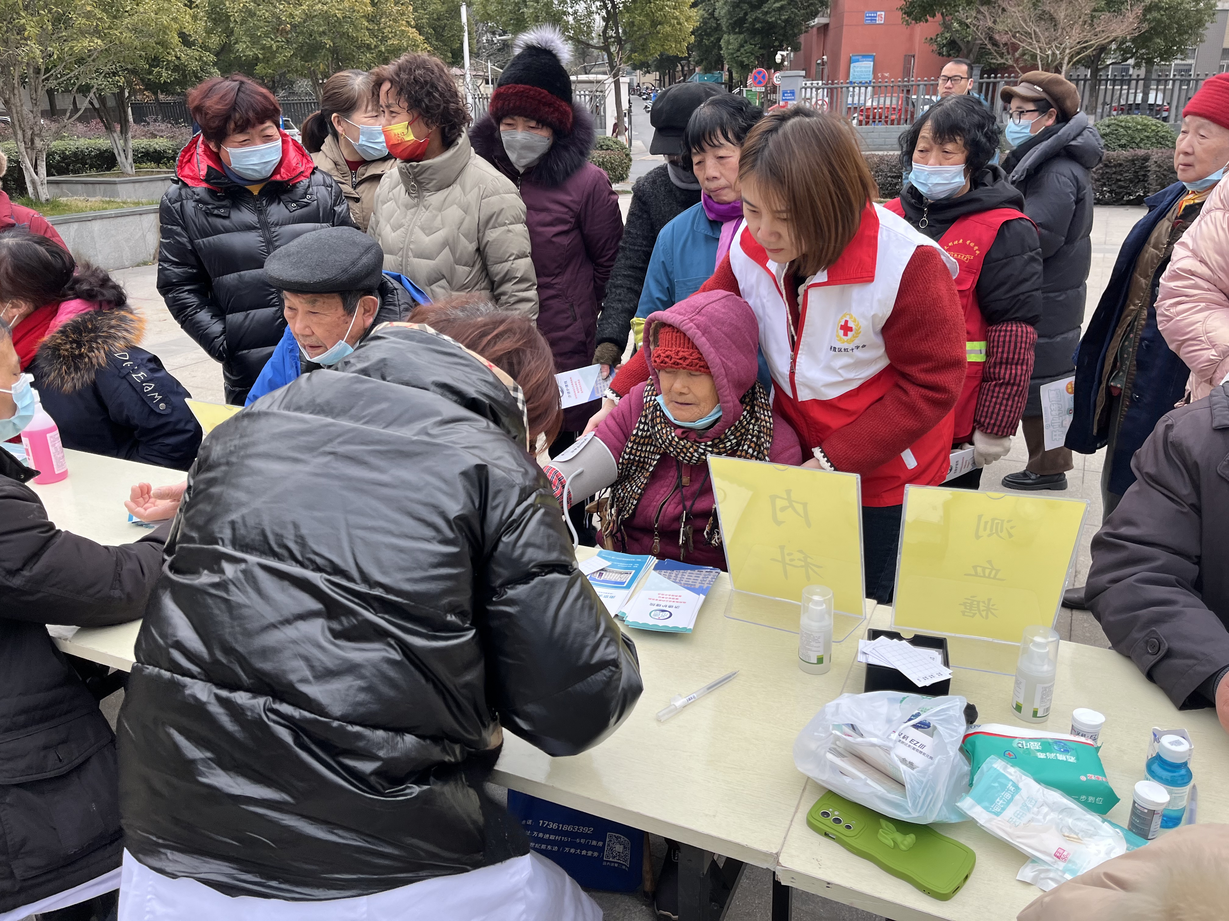 健康义诊进社区 服务百姓零距离.jpg