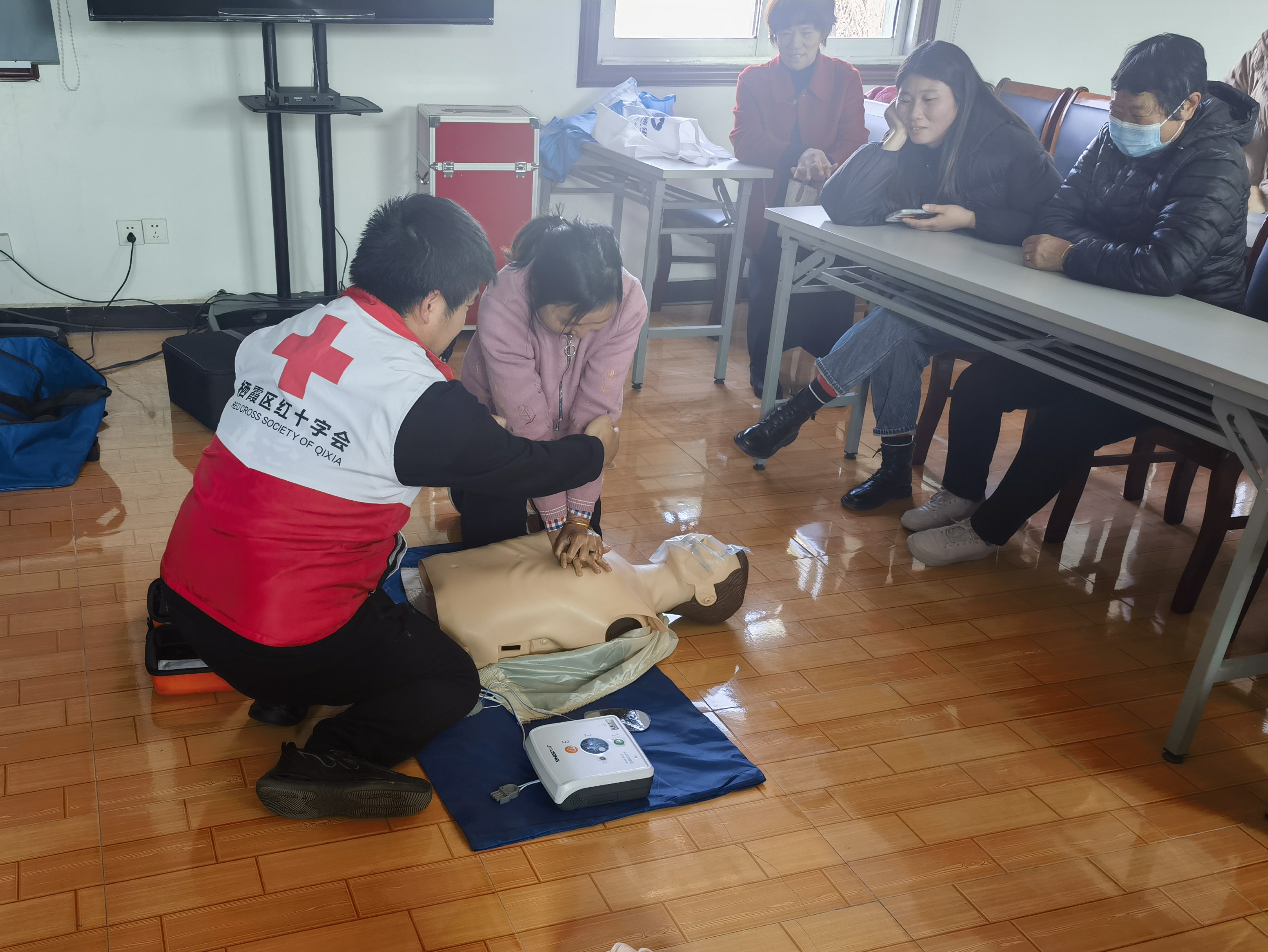 学习急救技能，弘扬雷锋精神02.jpg
