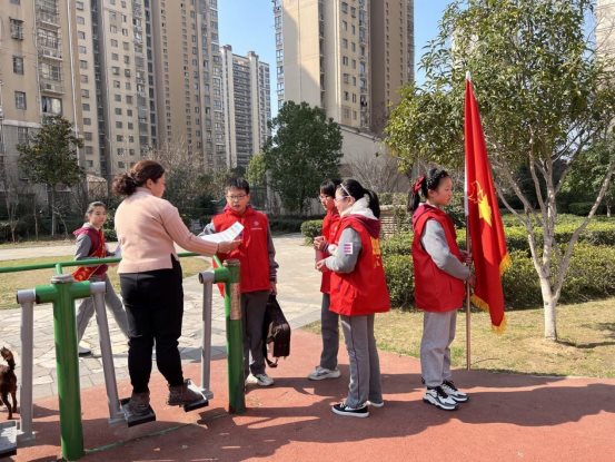 竹山小学学雷锋志愿活动.jpeg