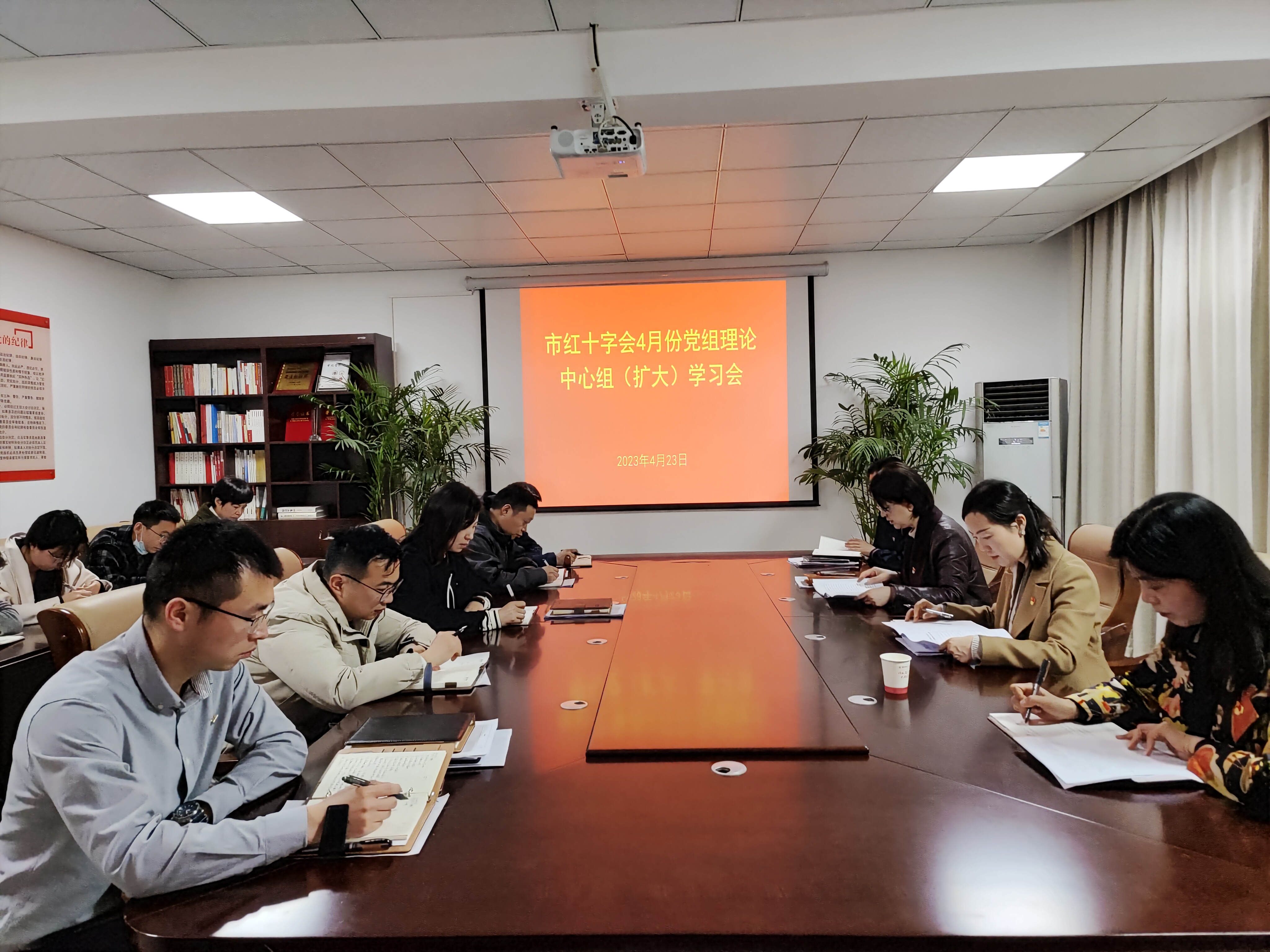 中心组学习.jpg