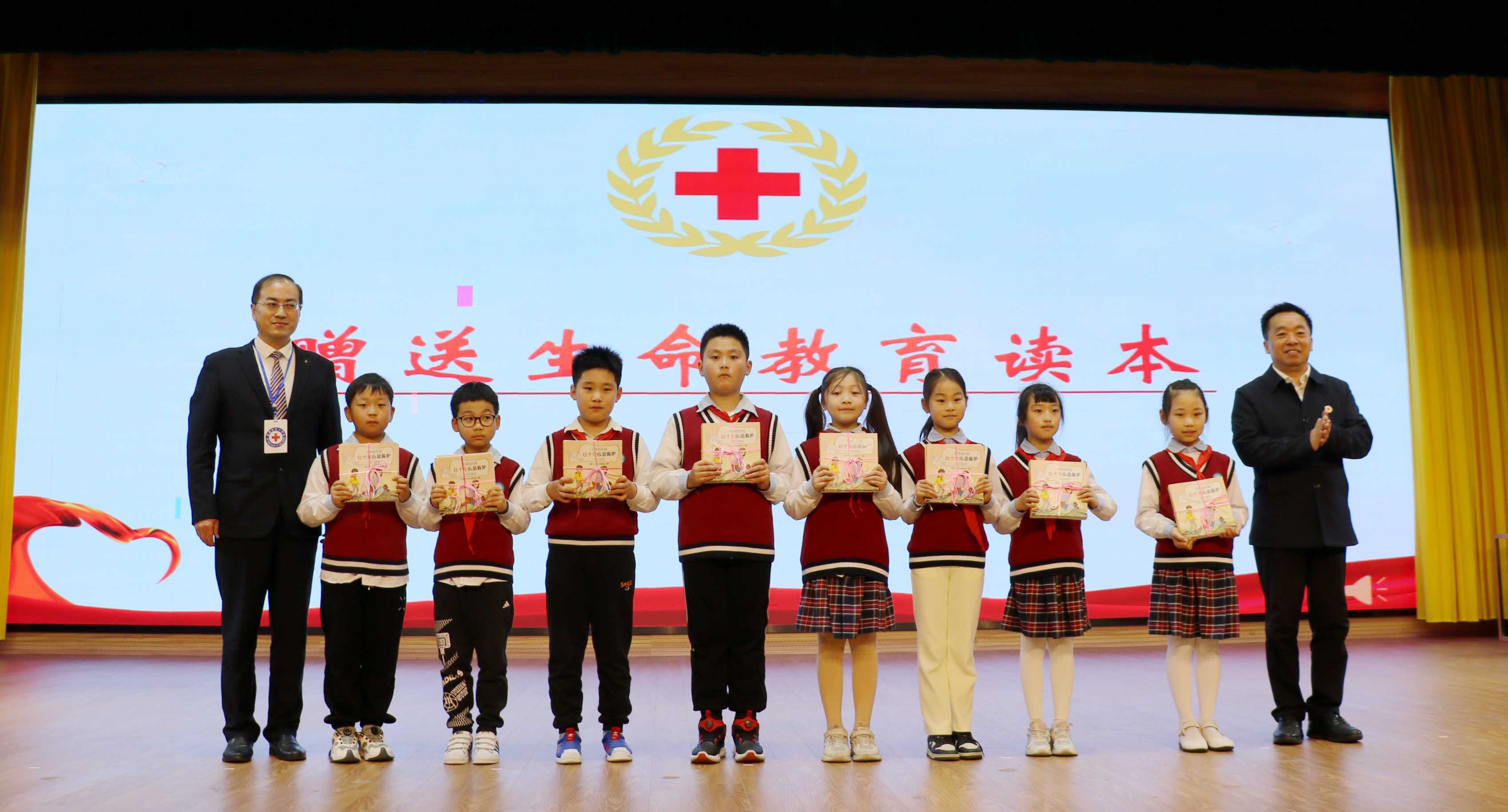 3.盐都区红十字会5月6日在区实验小学为学生赠送应急救护知识读本(1).jpg