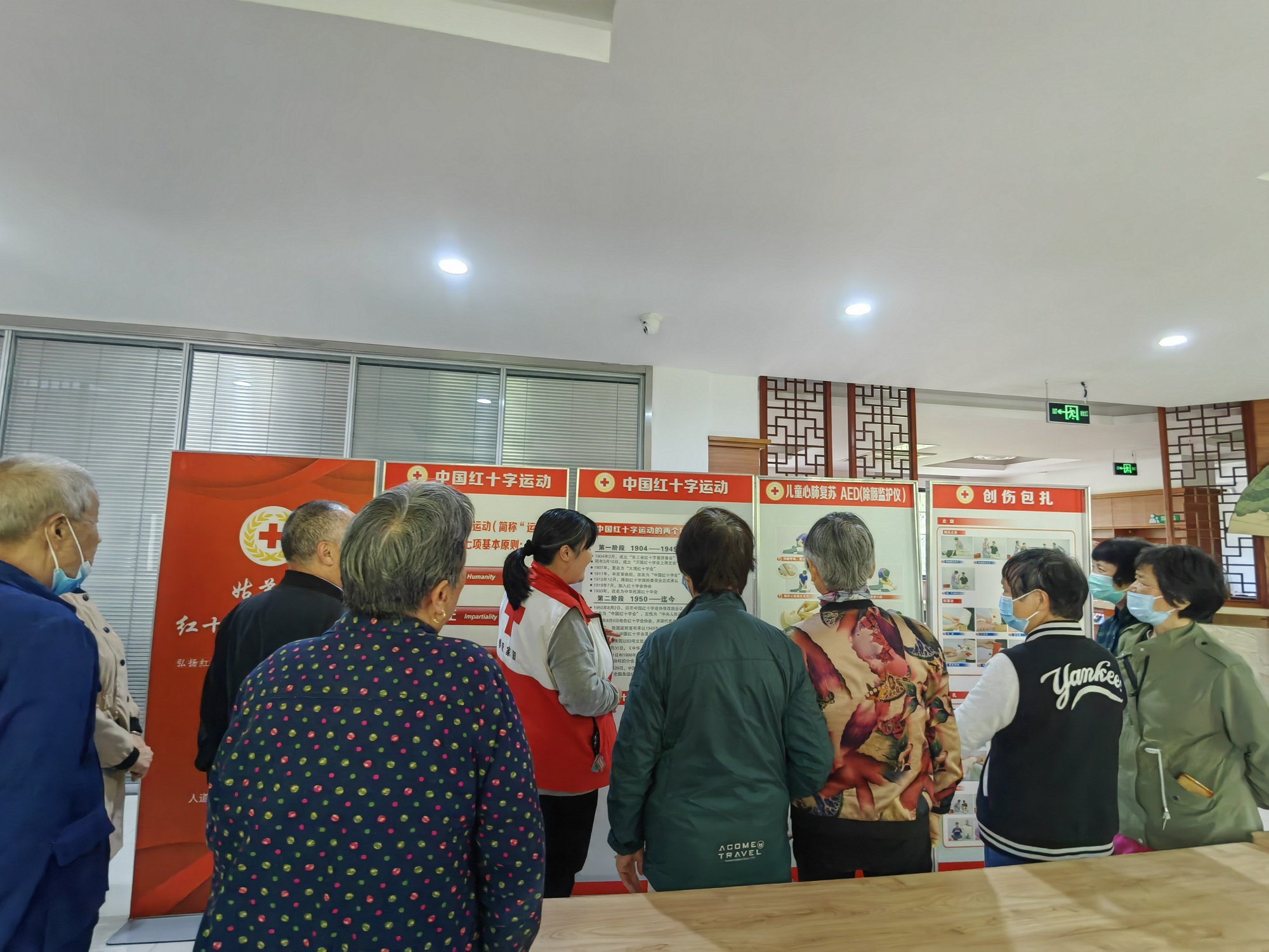新北社区居民看展板.jpg
