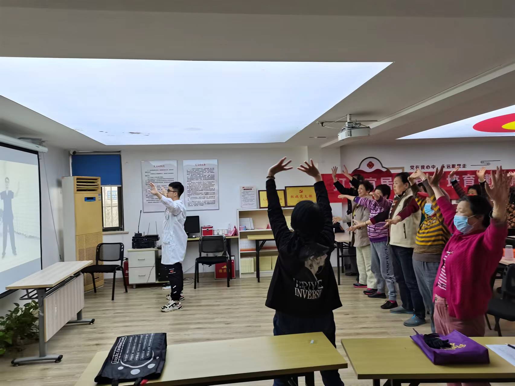苏锦街道汇翠社区八段锦讲堂 为居民健康“锦”上添花2.jpg