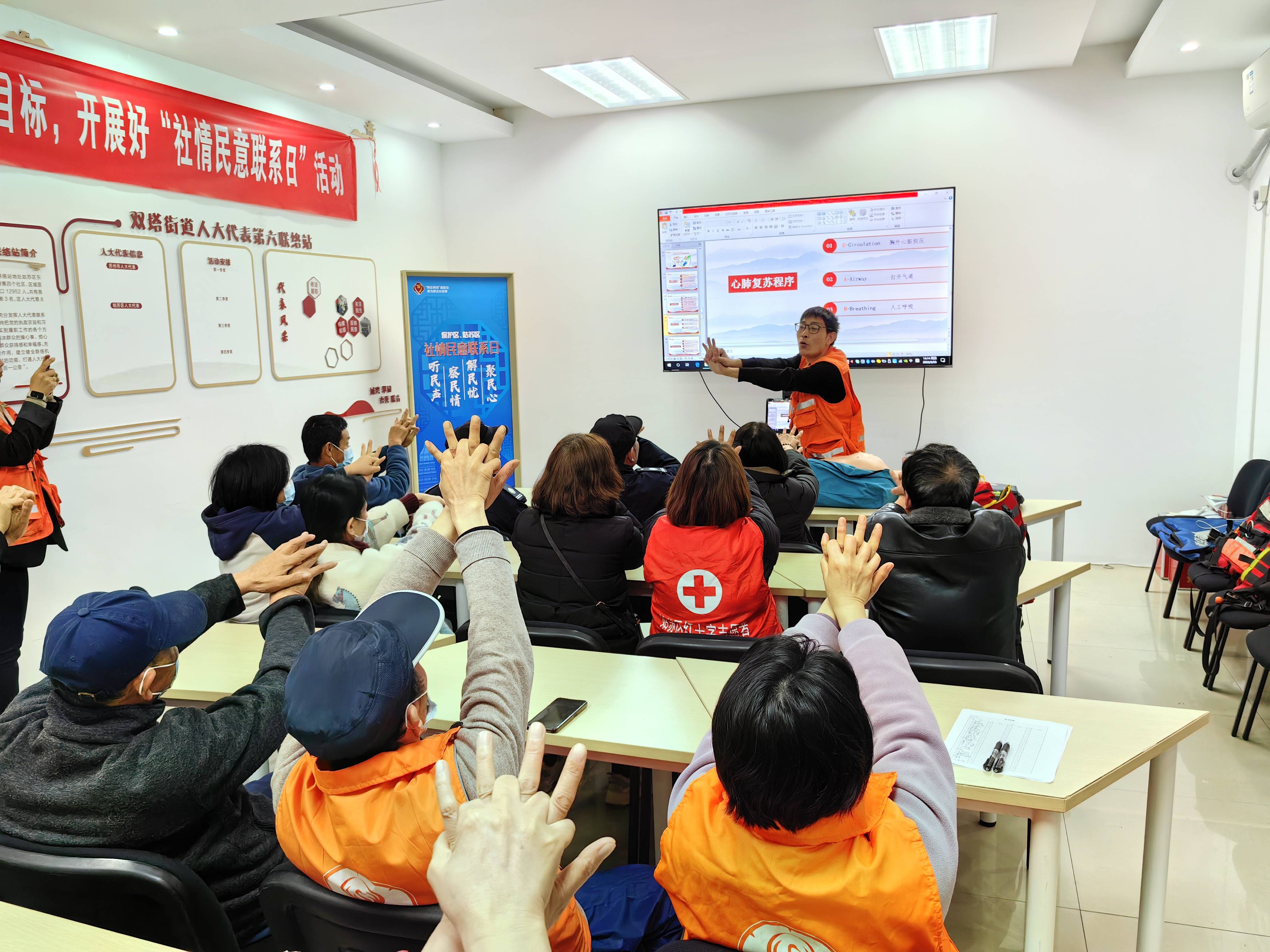 开展防溺水实战演练 ——打造水上救援“突击队”.jpg