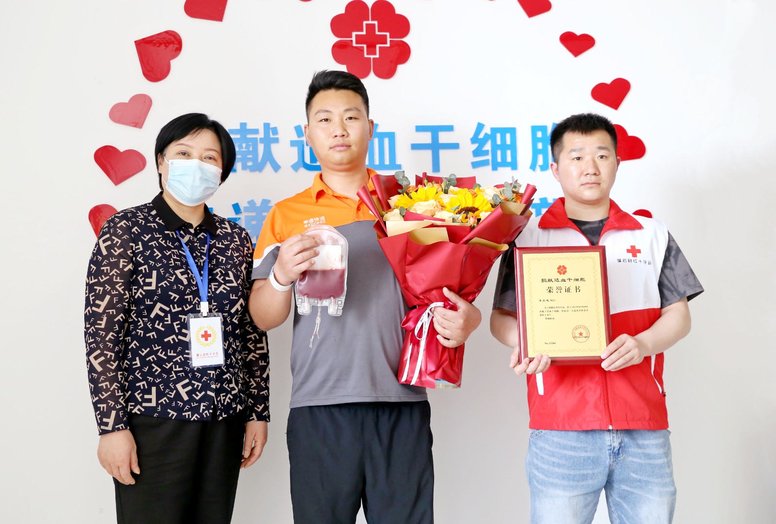 县红十字会工作人员为李正忠（中）颁发证书.jpg