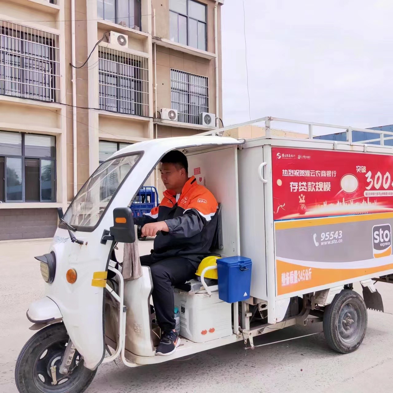 工作中的李正忠（资料照片）.jpg
