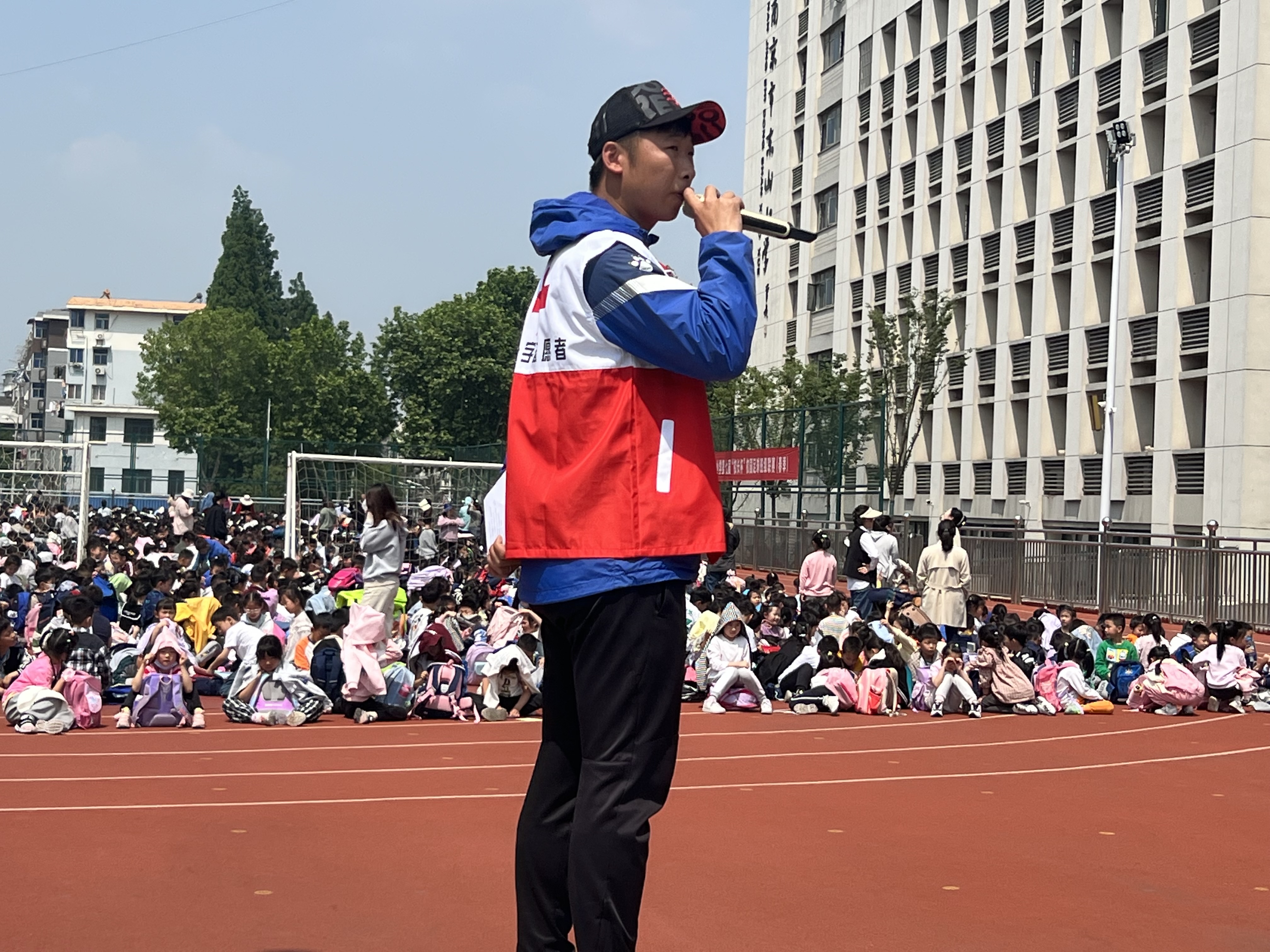 南京市东山小学红会开展地震演练活动.JPG