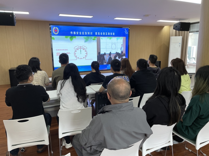 虎丘路社区观看博爱送健康直播.jpg