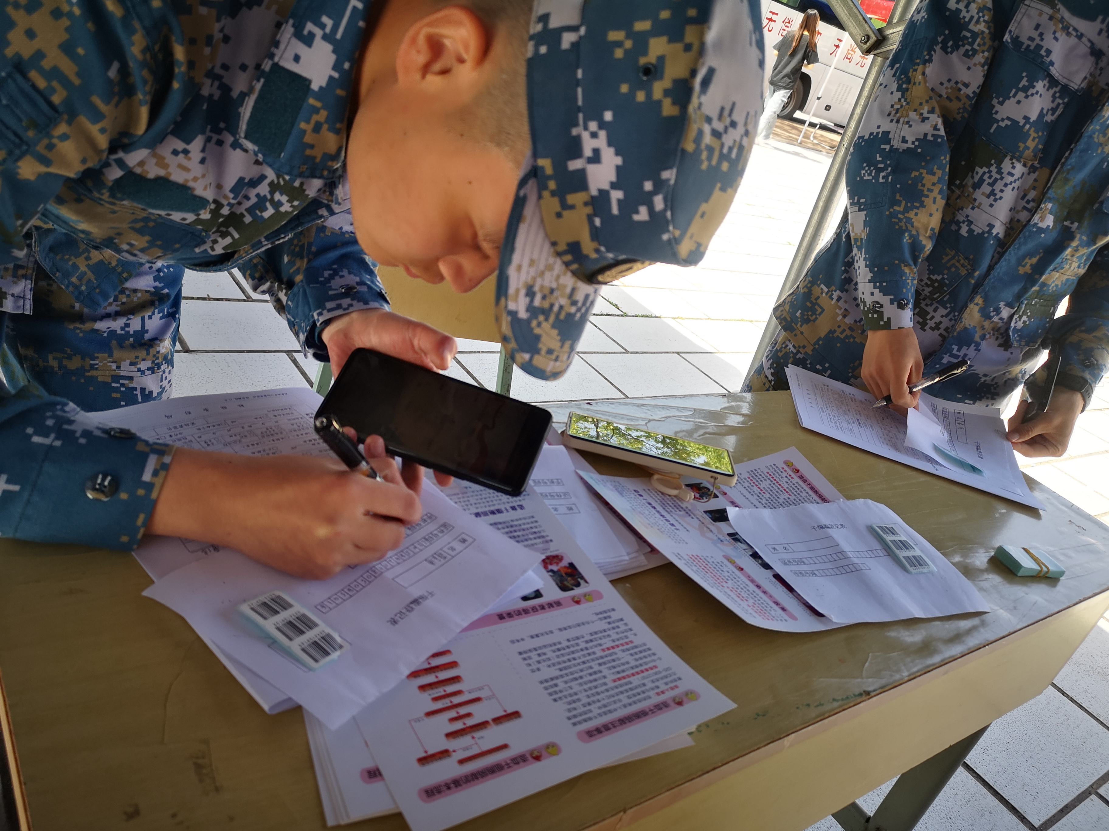 5.24热血映青春 南京信息职业技术学院开展无偿献血暨造血干细胞采样活动01.jpg