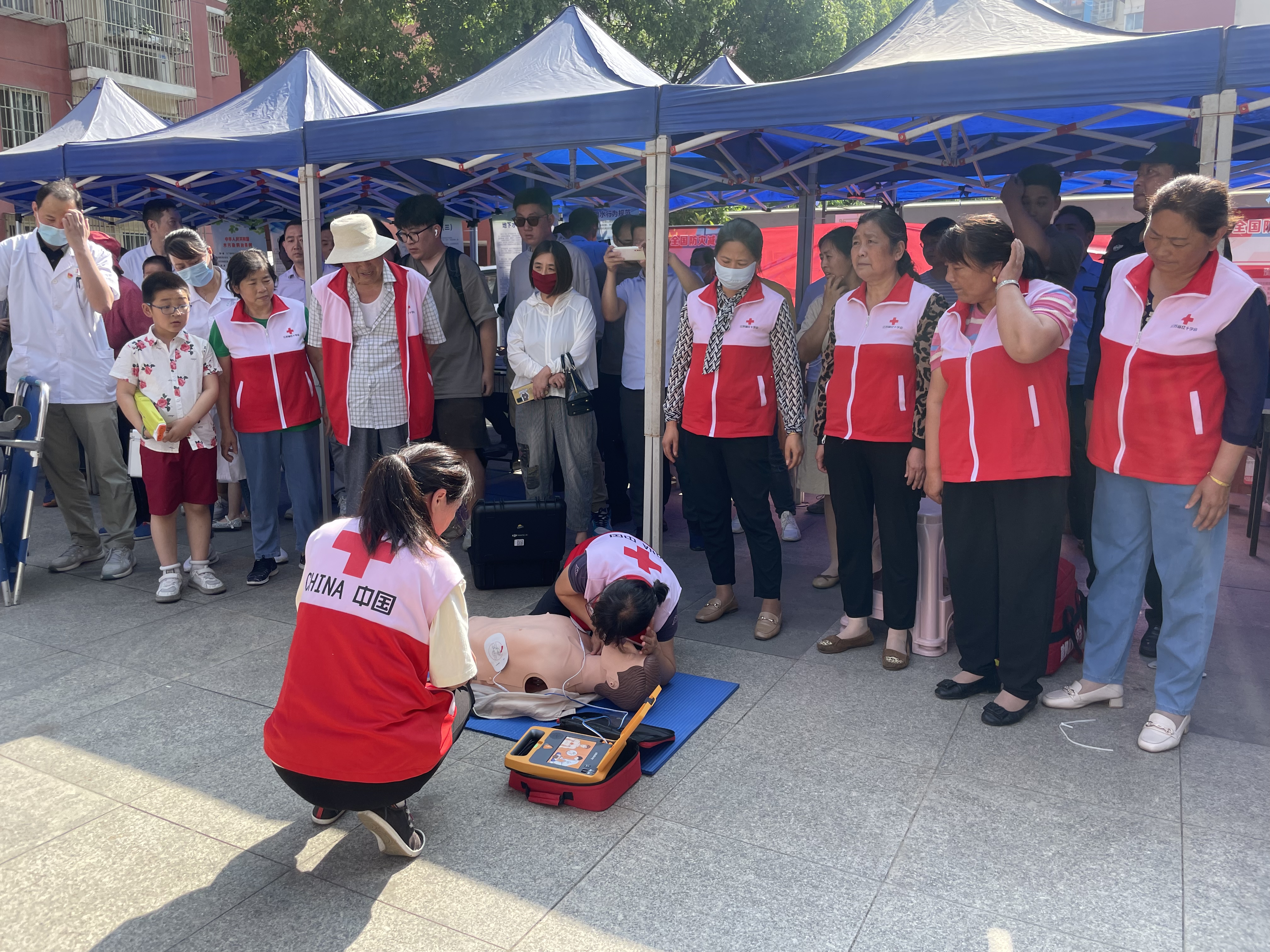 人人讲安全 个个会应急祥和雅苑社区开展消防安全演习活动4.jpg