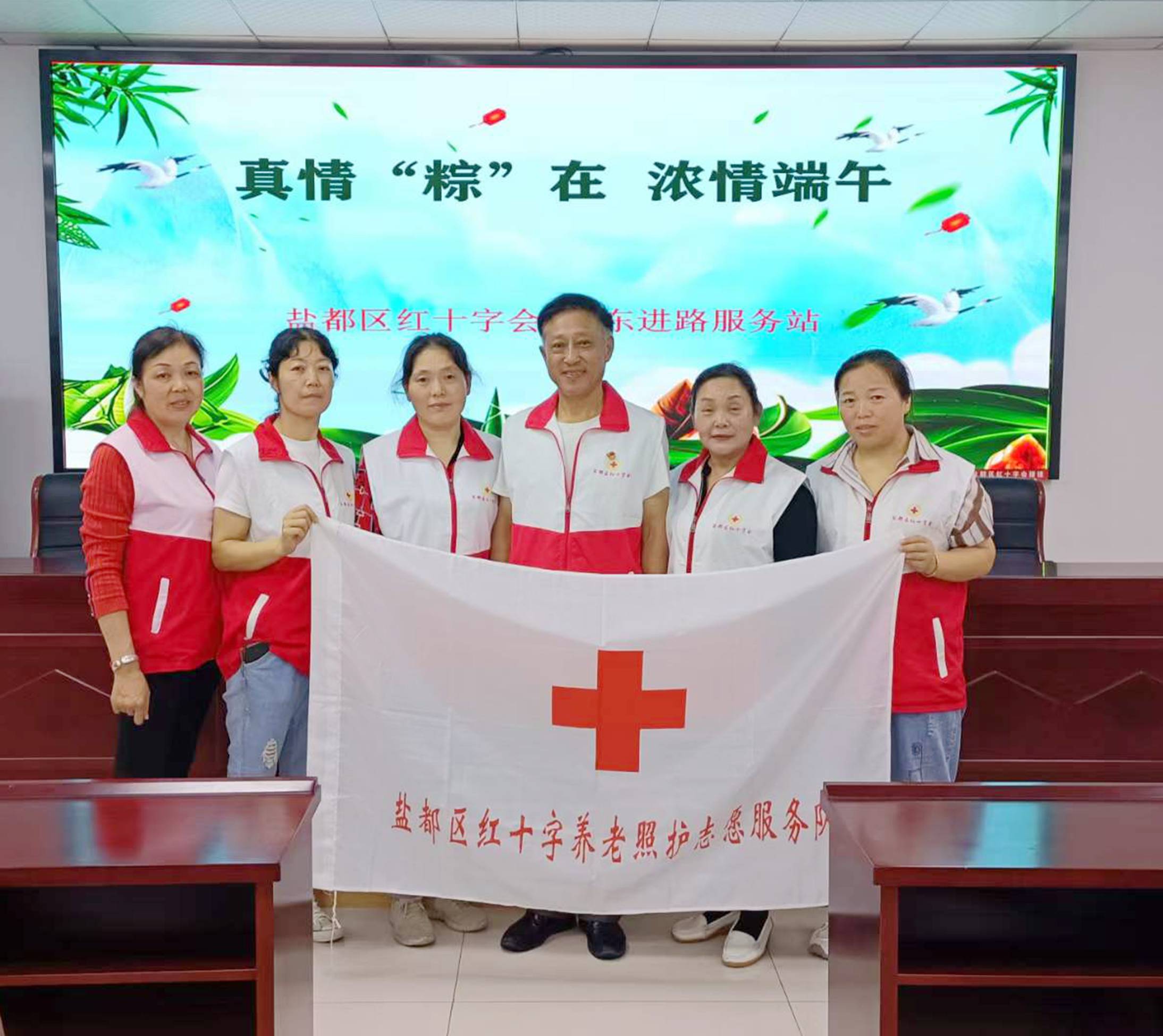 参加服务的部分红十字志愿者(1).jpg
