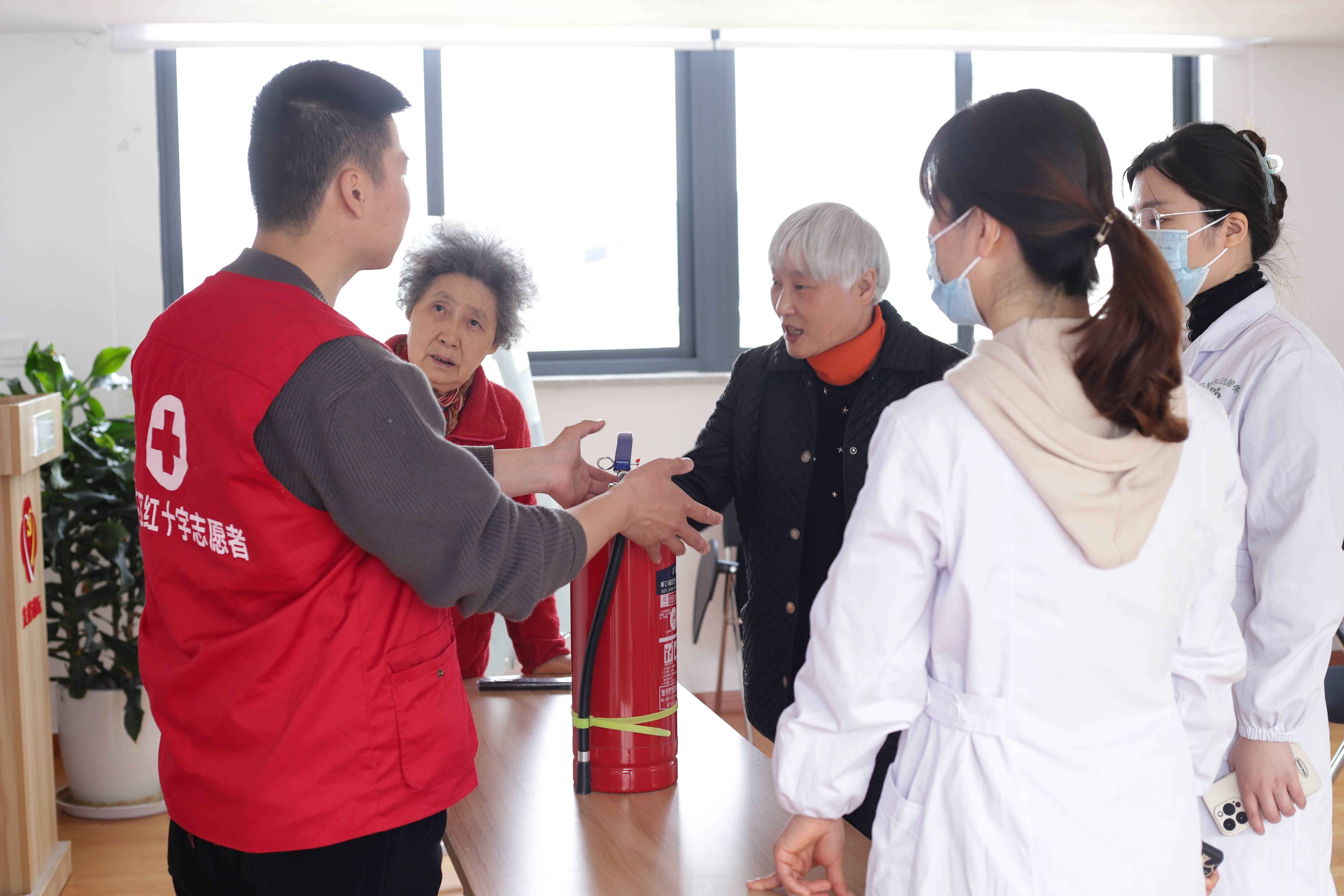 消防培训演练，筑牢安全防线(1)(1).jpg