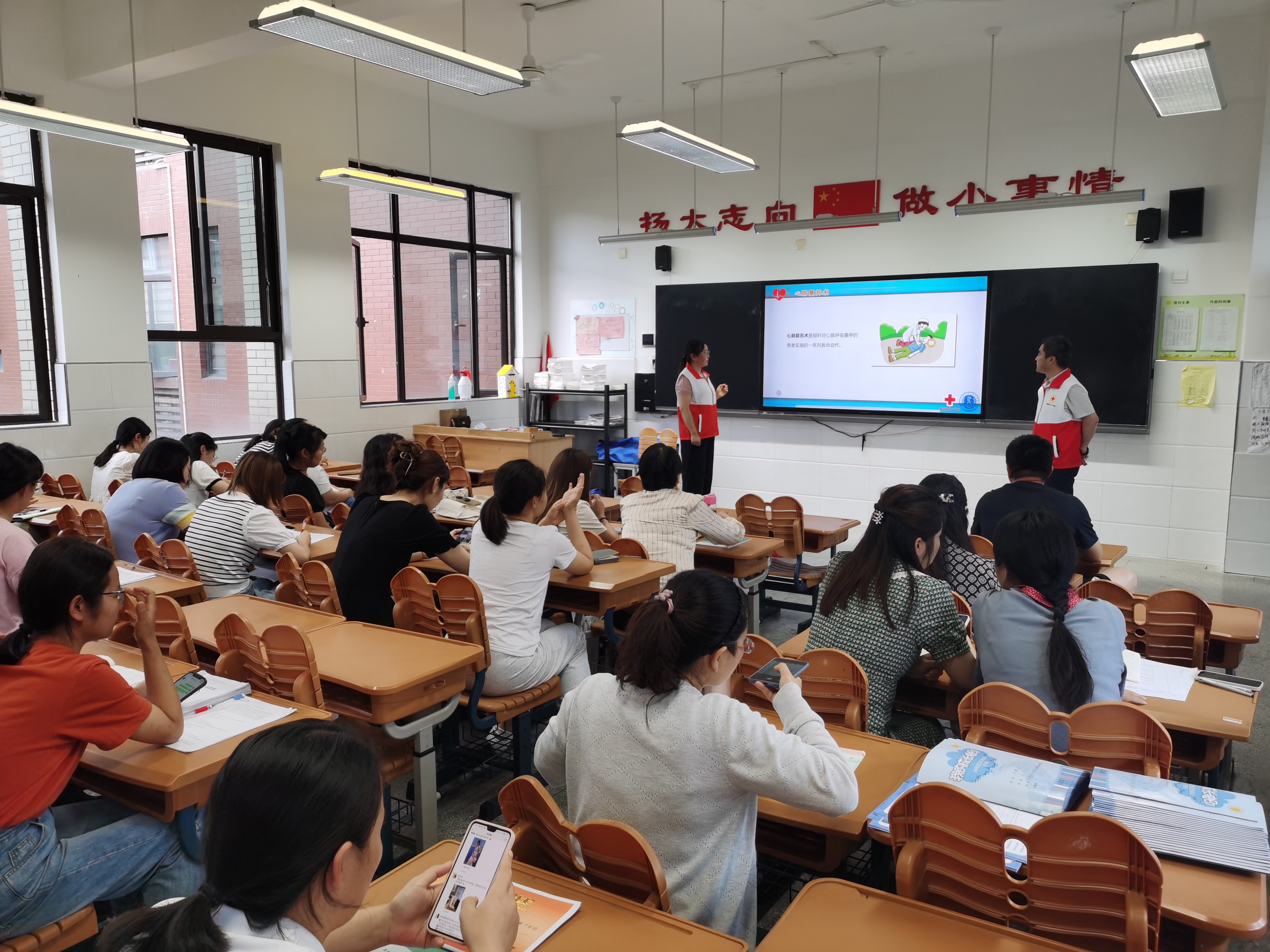 6.26栖霞区启动中小学校“百千万”应急救护培训三年行动计划01.jpg