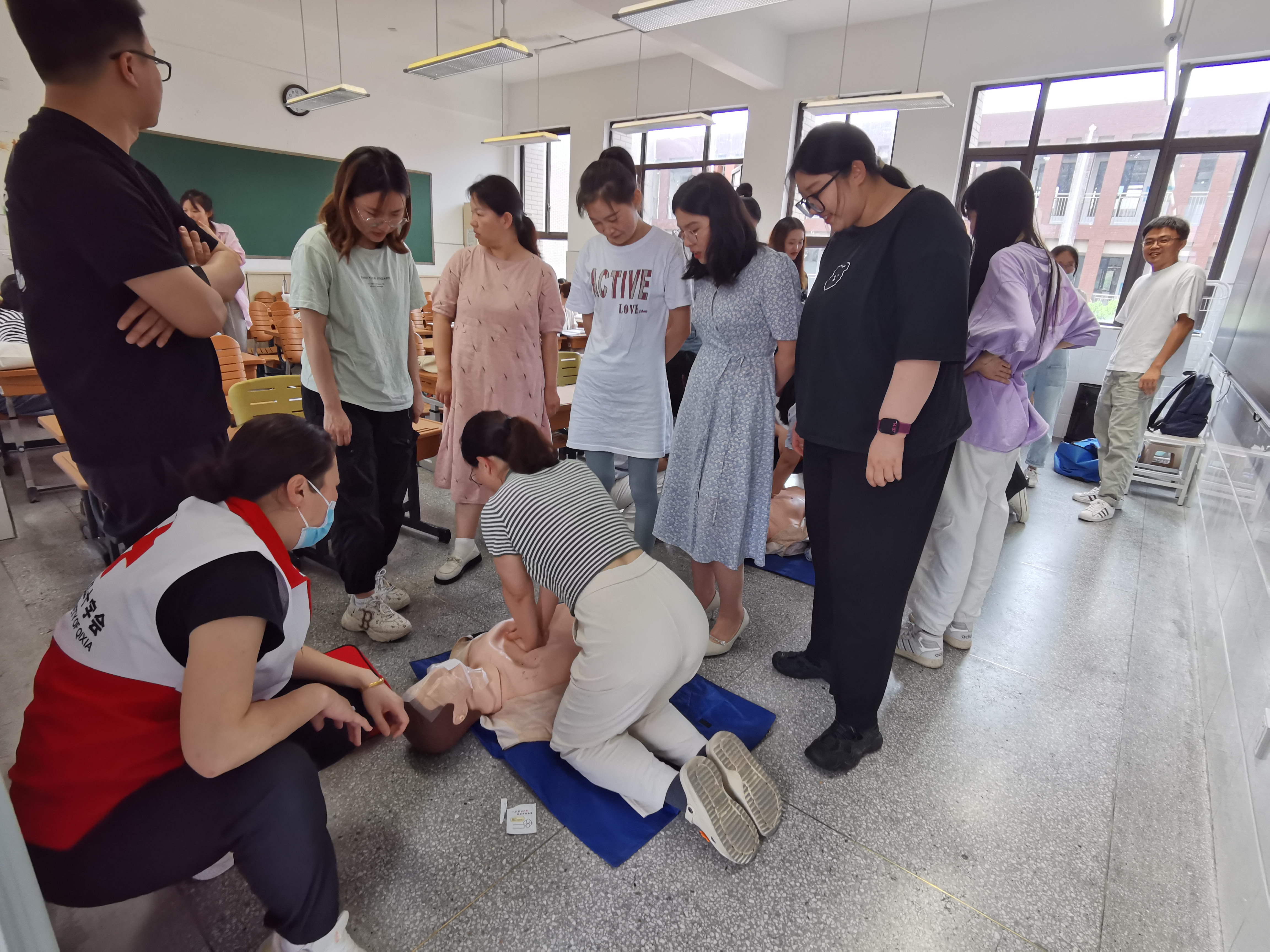 6.26栖霞区启动中小学校“百千万”应急救护培训三年行动计划03.jpg