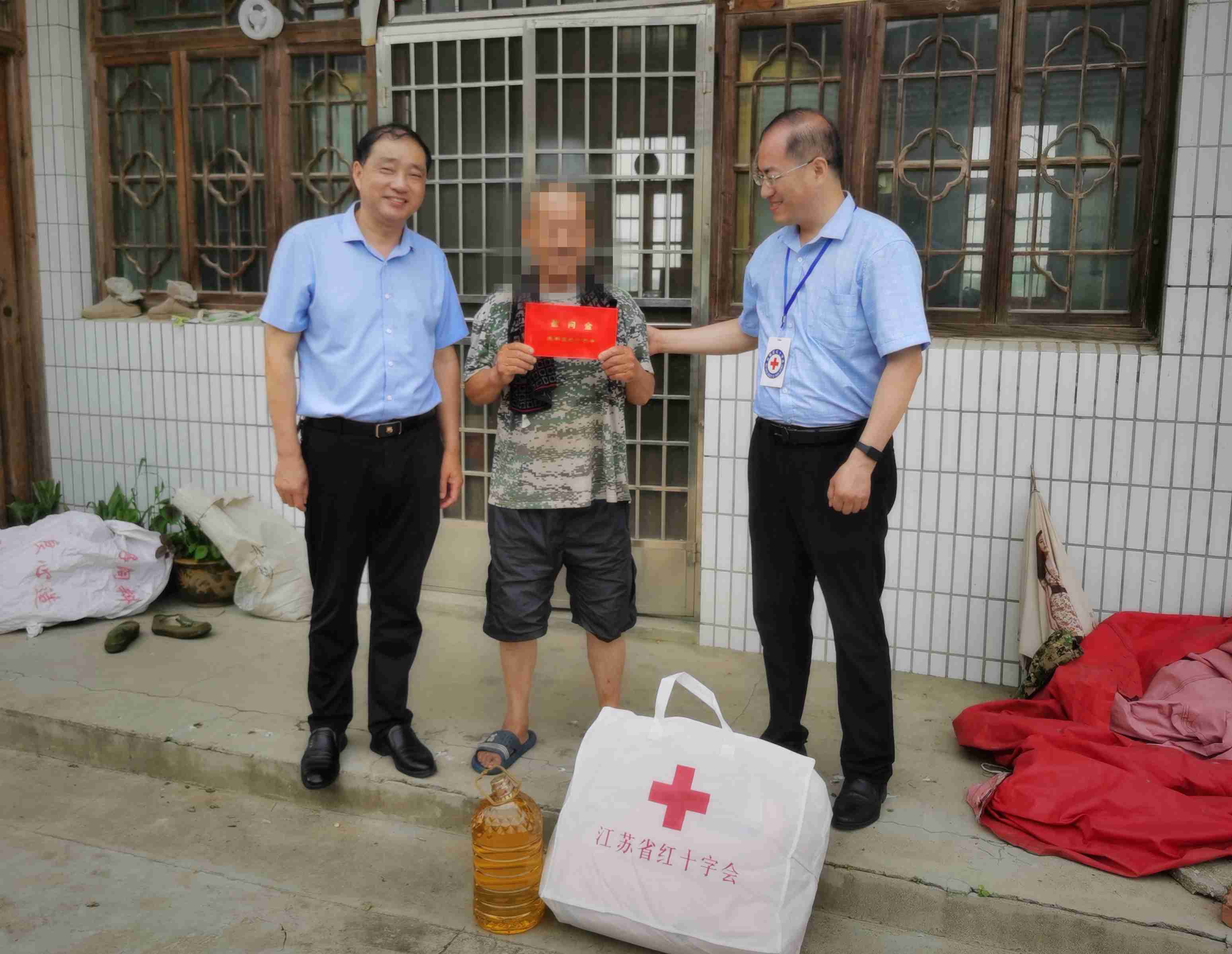 6月30日慰问学富镇博爱家园周伙村党员(1).jpg