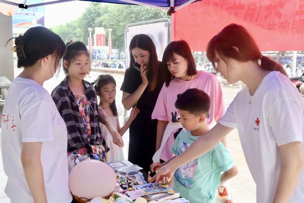 图为志愿者向市民介绍募捐活动。记者 夏煜 摄.jpg