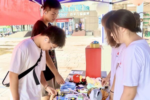 图为志愿者向市民义卖。记者 夏煜 摄.jpg