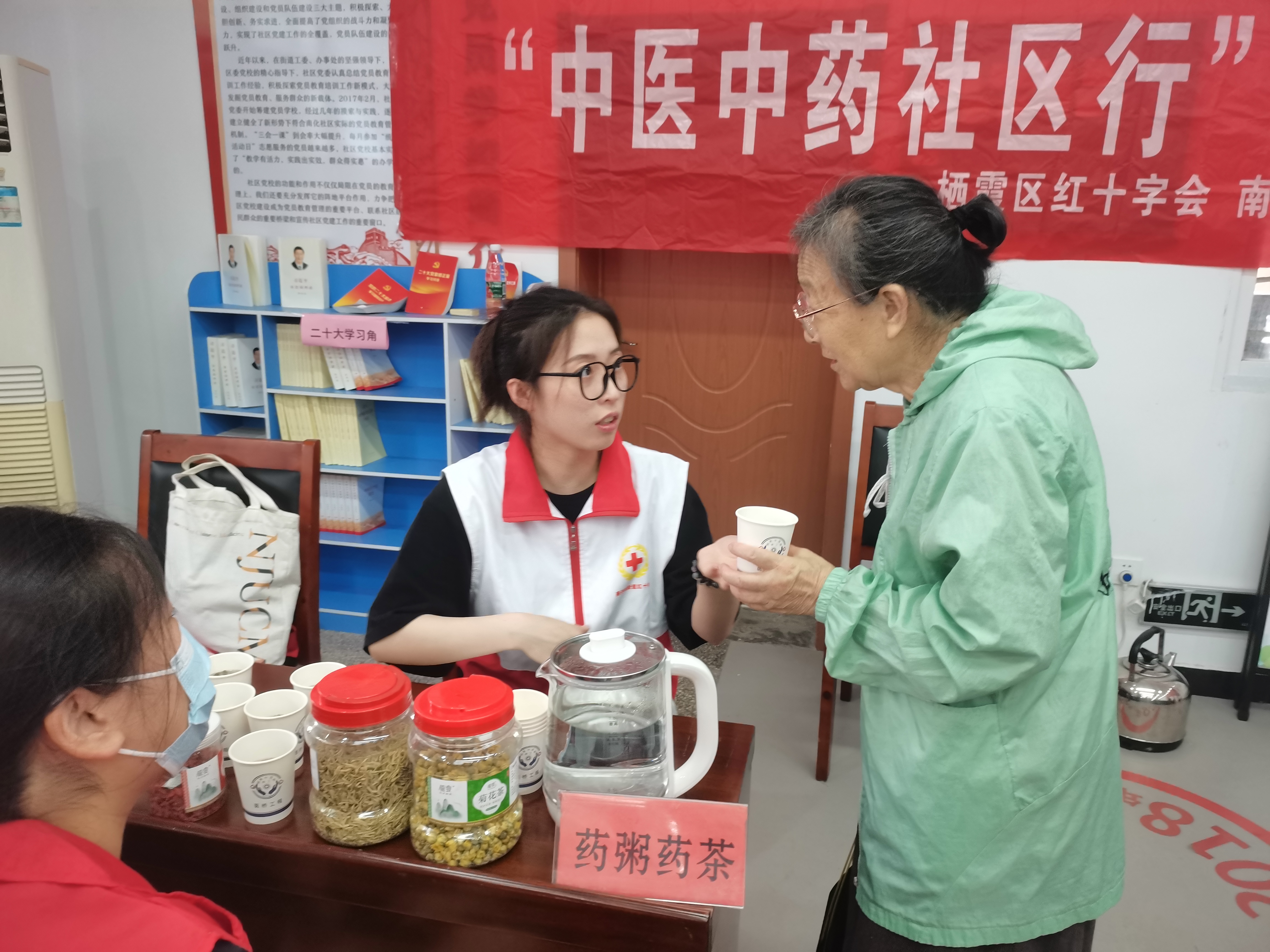 南化社区博爱家园开展庆“七一”惠民健康义诊活动1.jpg
