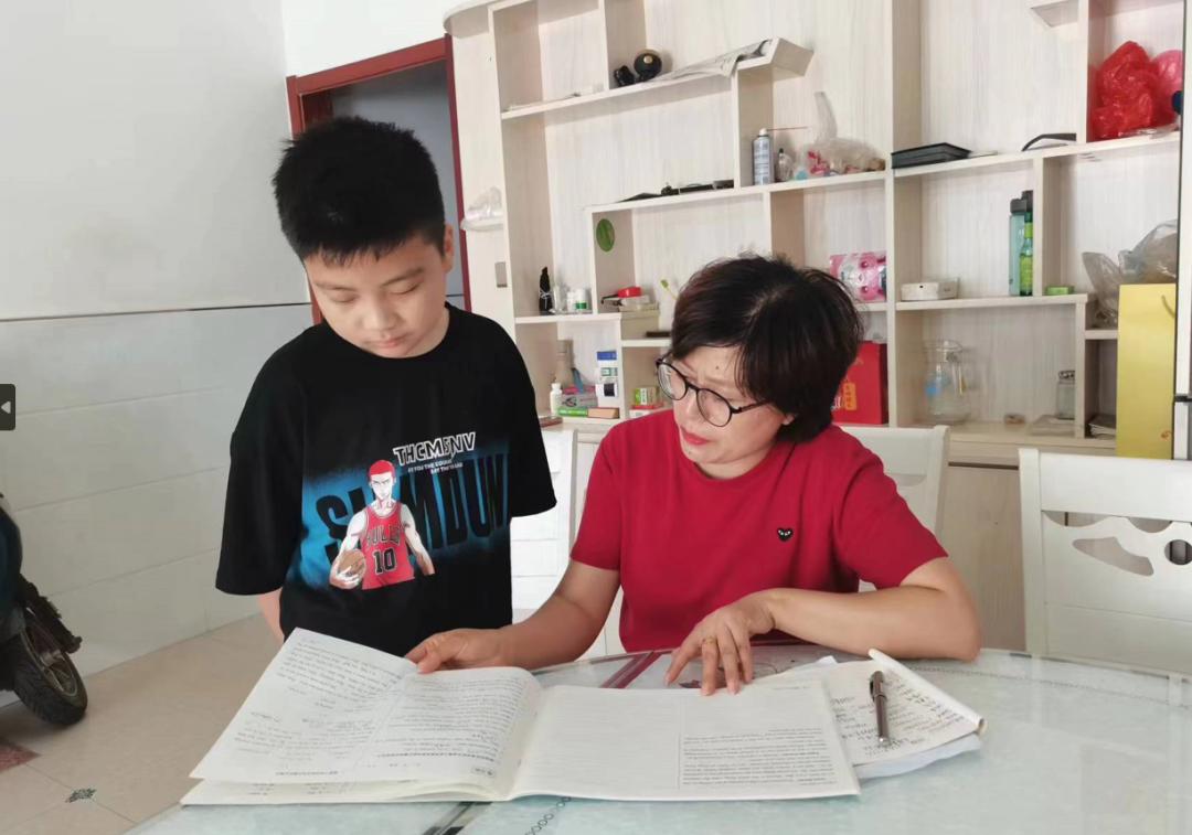 桂五中学开展家访活动.png