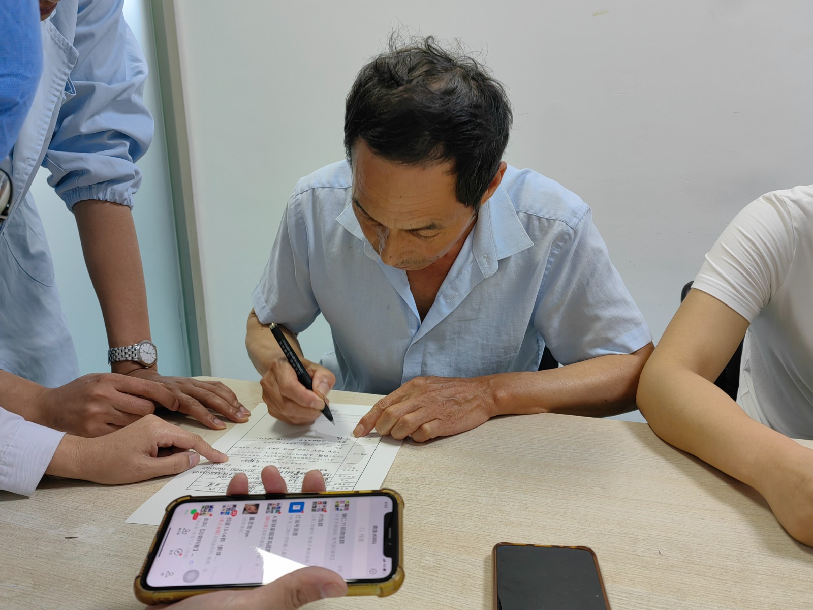 2家属签署《人体器官捐献亲属确认登记表》.jpg