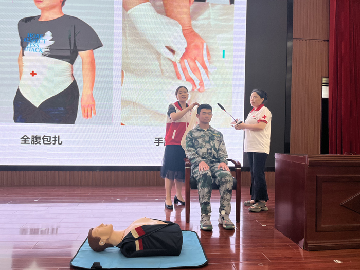 2023年8月14日邳州市红十字会二中开展军训期间应急救护培训1 (2).jpg